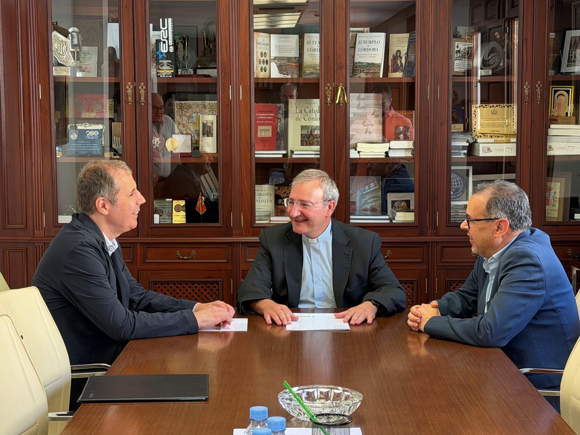 Marcelo Rosado, Joaquín Nieva y Francisco Valderas comentan tras la firma