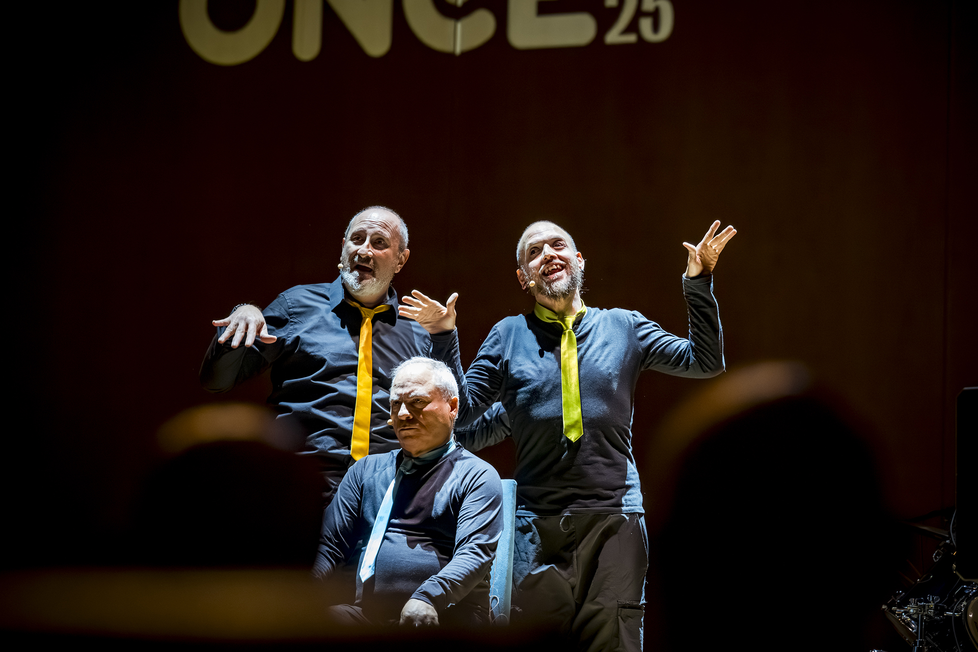 Actores de In-Visible en el escenario