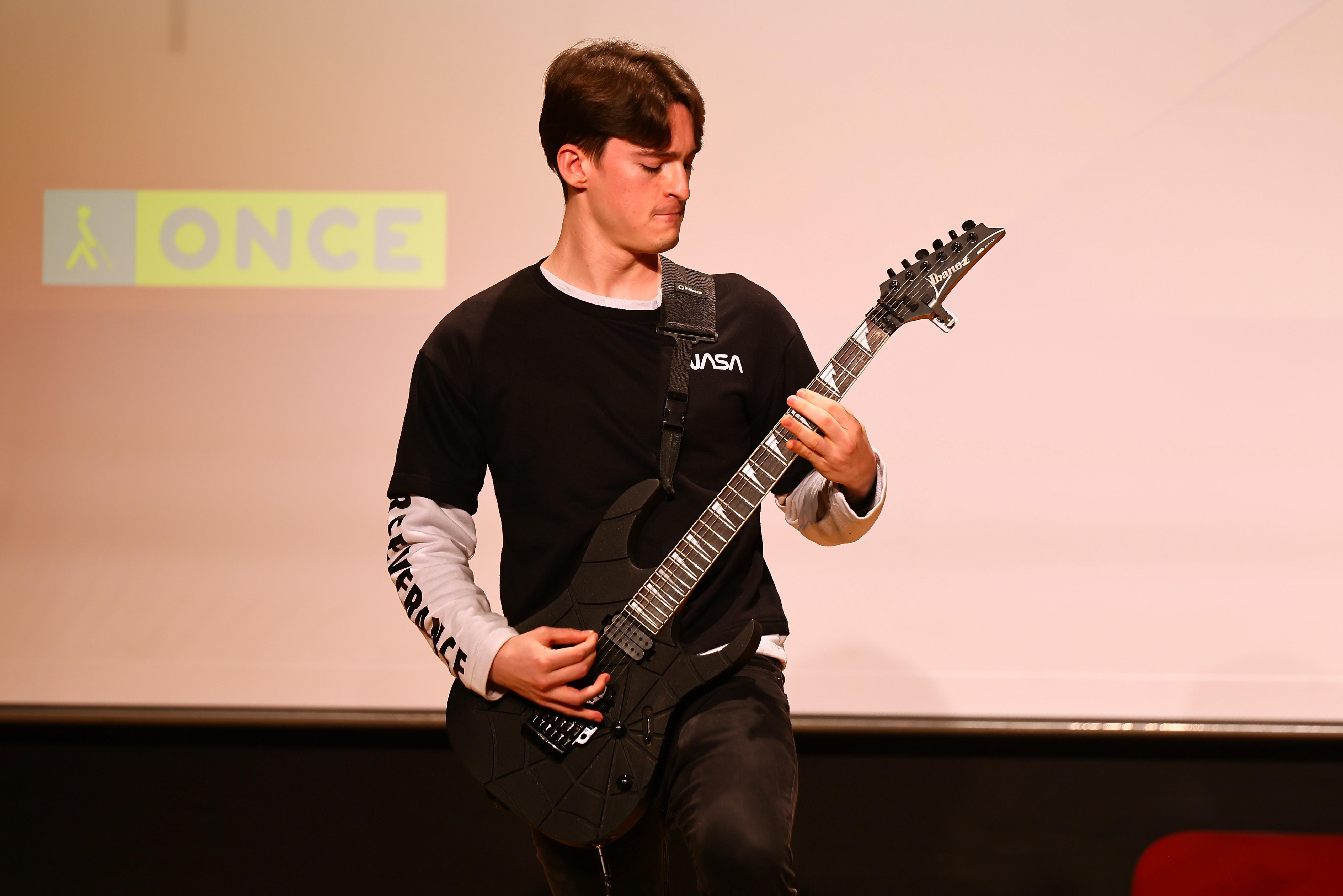 Ancor Bermudo a la guitarra