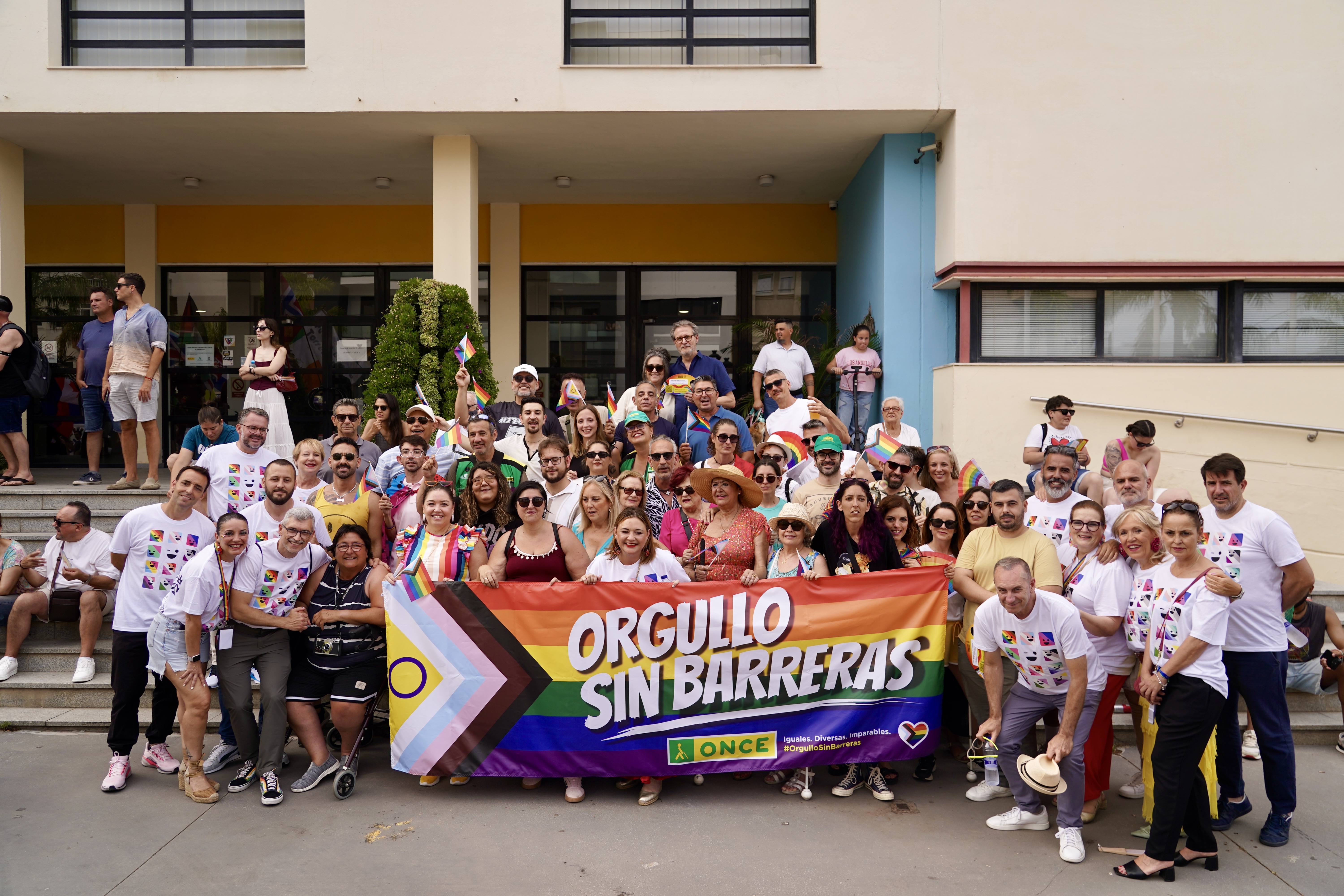 Foto de familia de los integrantes de la ONCE que participaron en la Marcha con la alcaldesa de Torremolinos