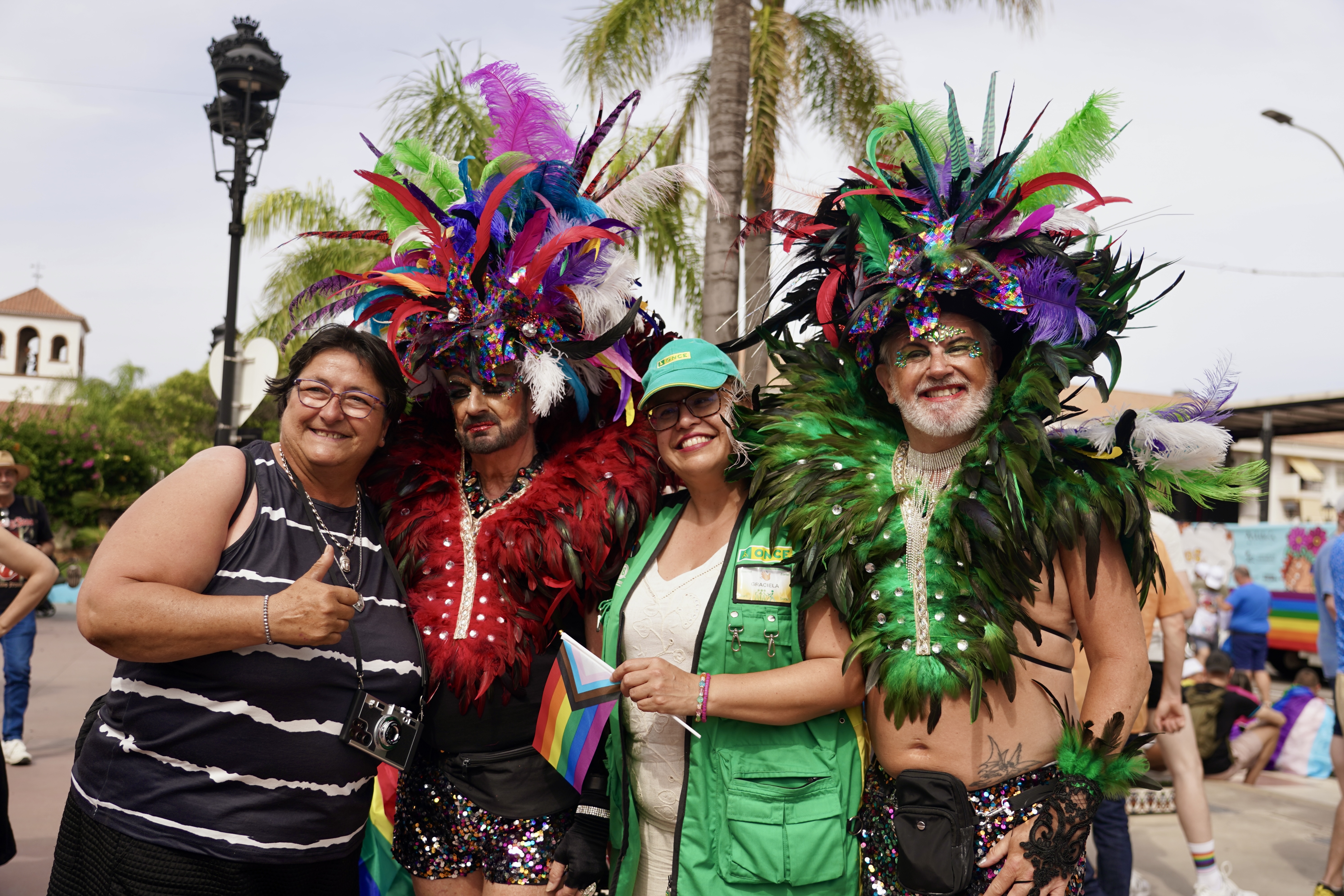 Una vendedora de la ONCE posando con otros participantes de la Marcha