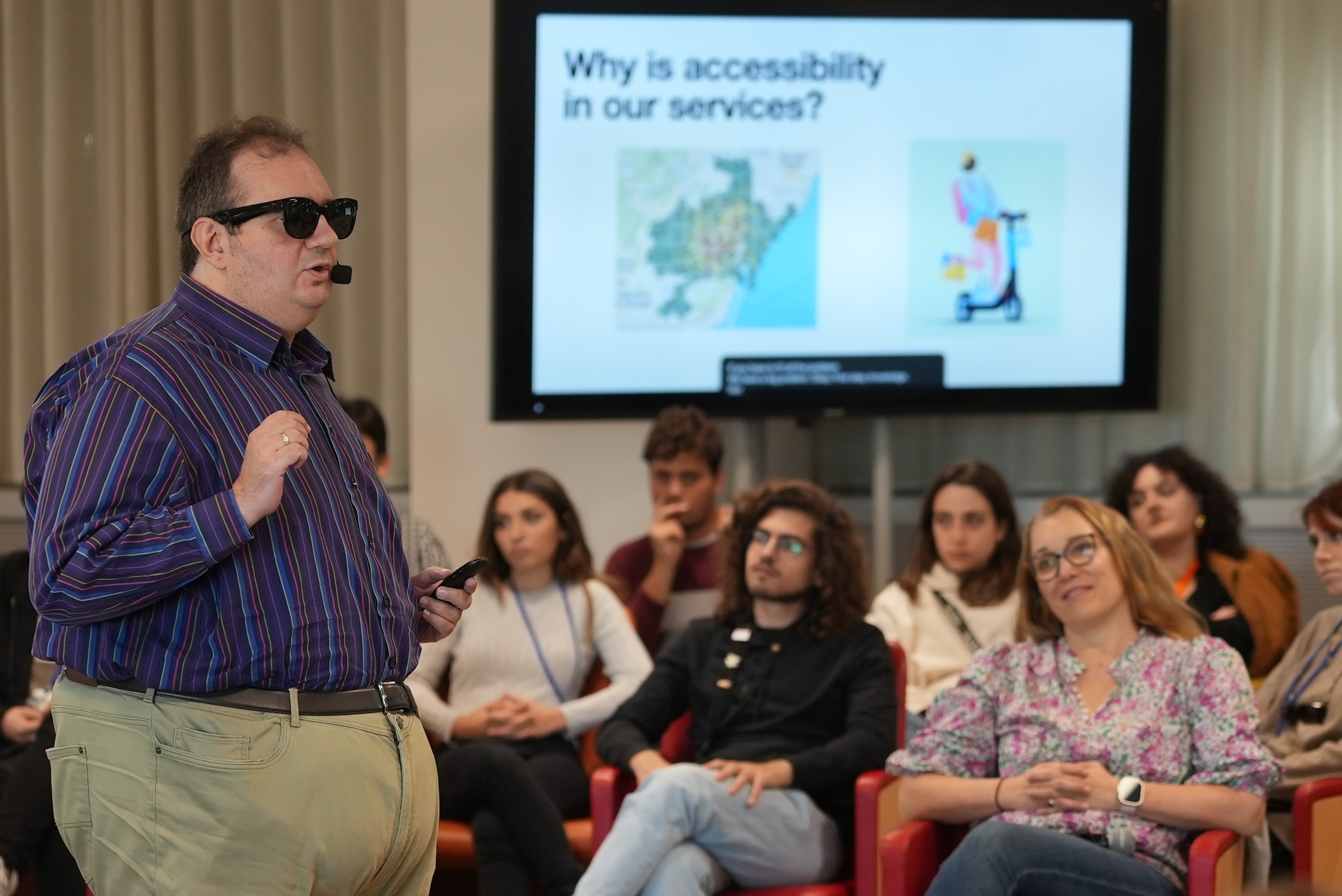 Jonathan Chacón impartiendo una ponencia en un congreso