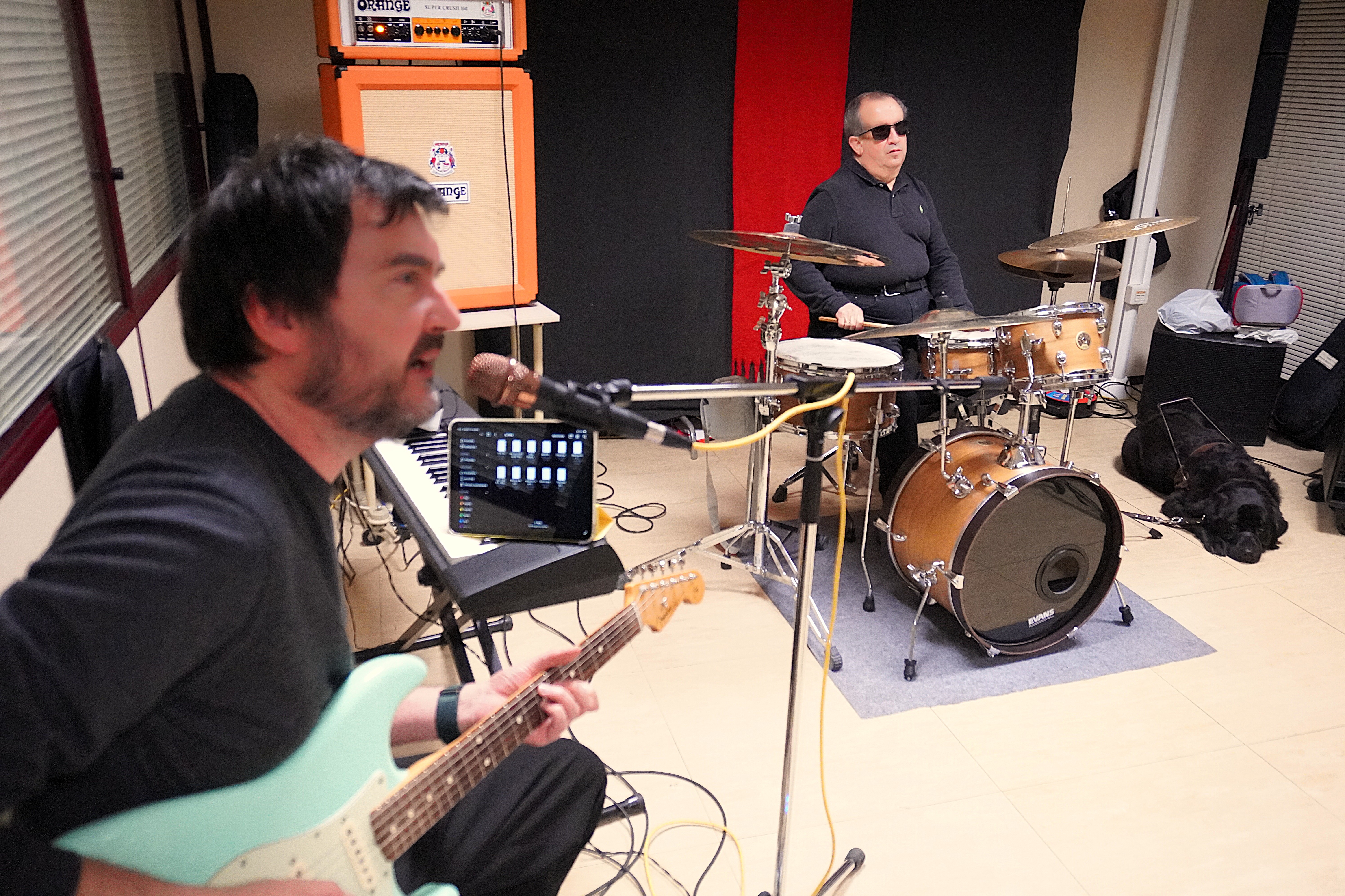 Alejandro Gómez en primer plano con Luis Carlos Sáez al fondo