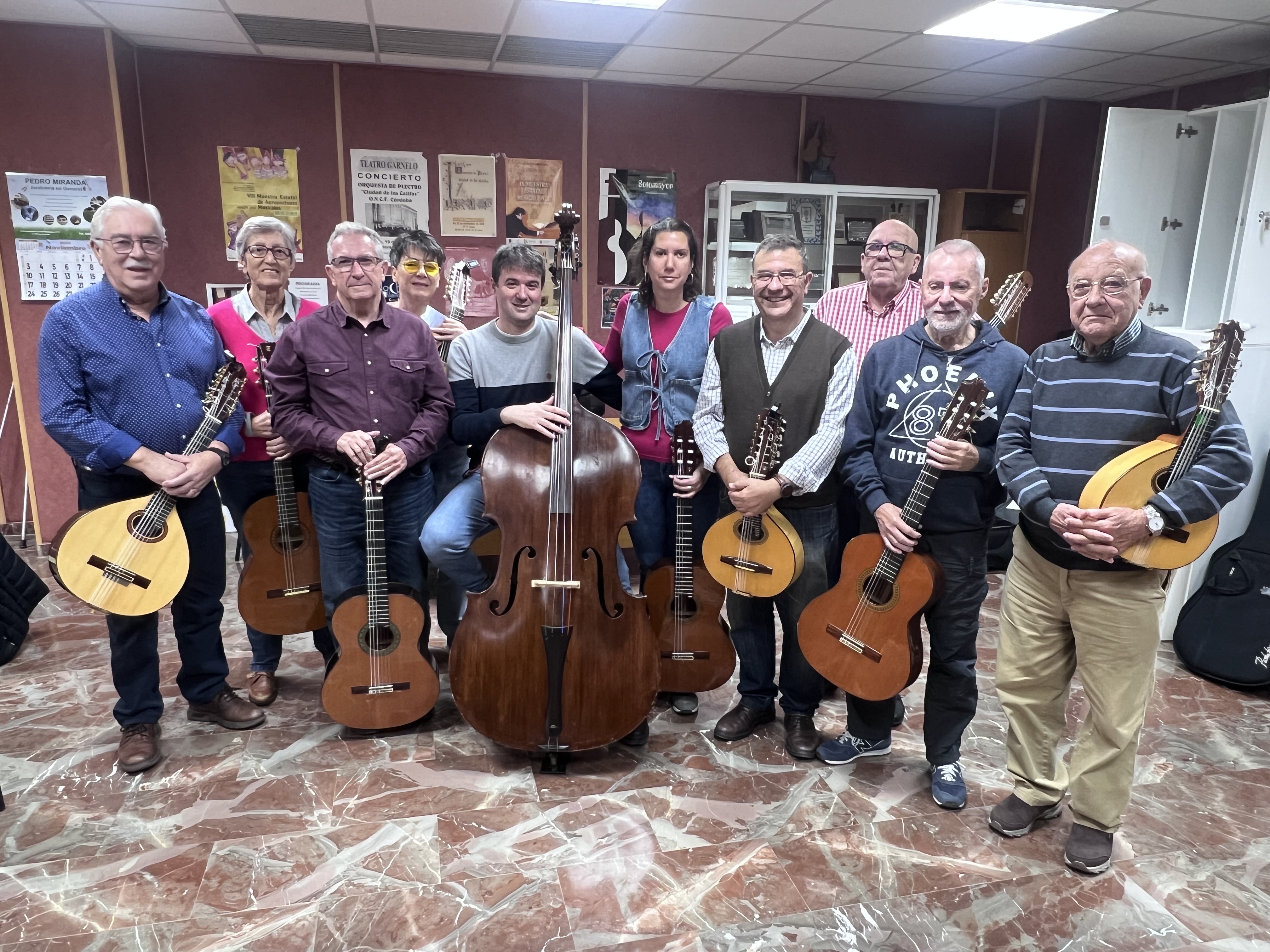 Foto de familia de la orquesta durante el ensayo
