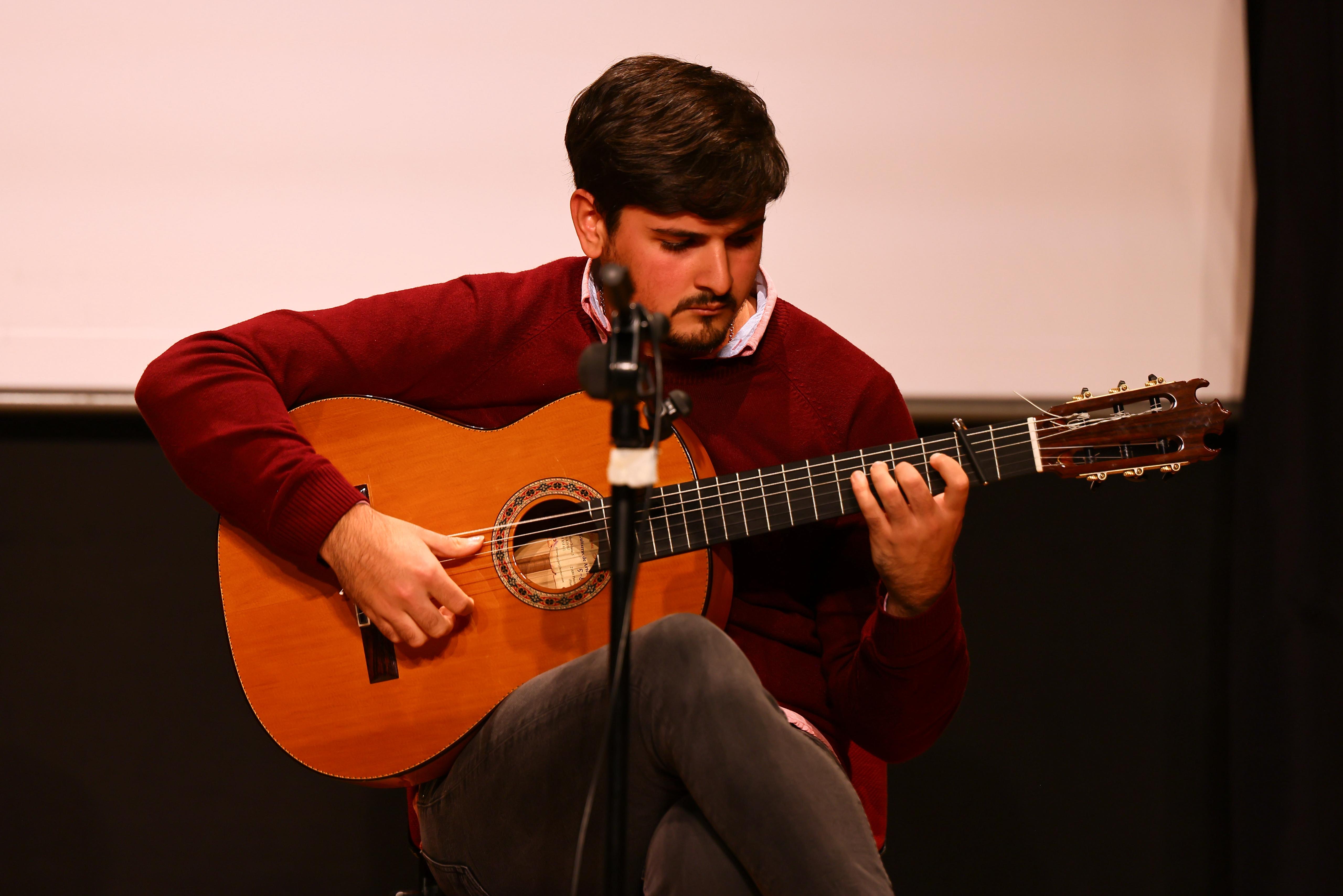 José Antonio fernández a la guitarra