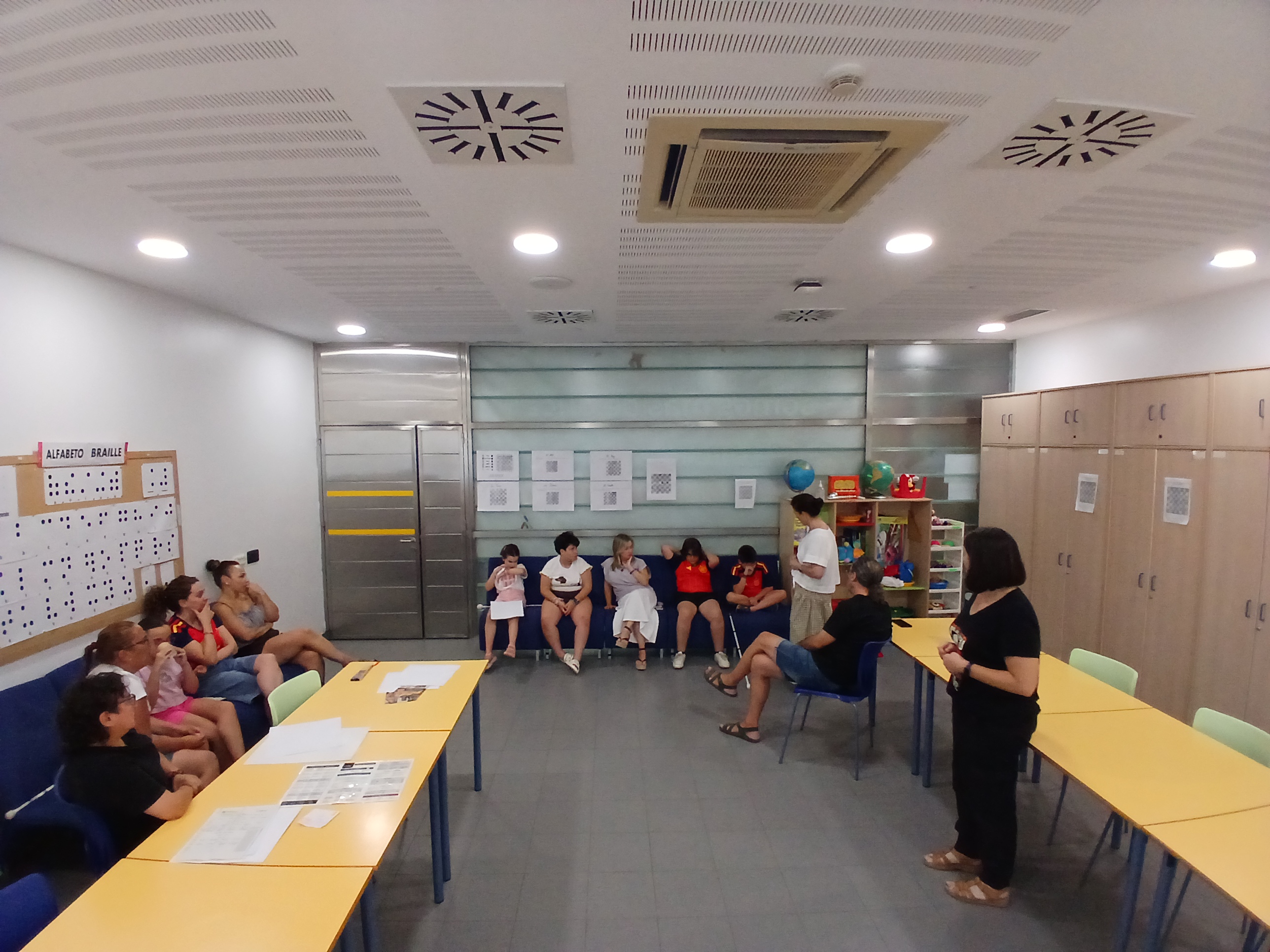 Los educadores explican una de las dinámicas a los participantes