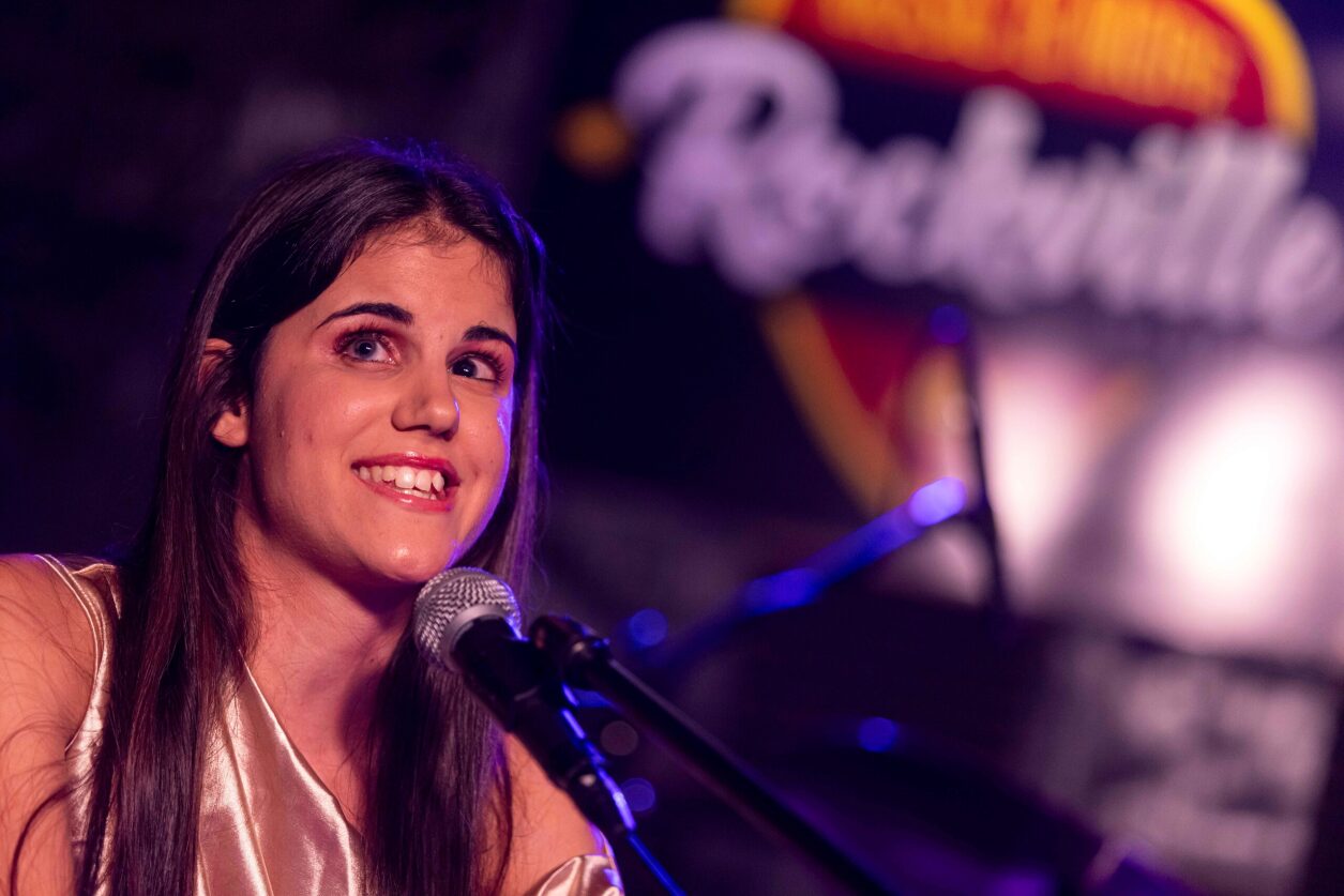 Laura diepstraten, afiliada y cantante