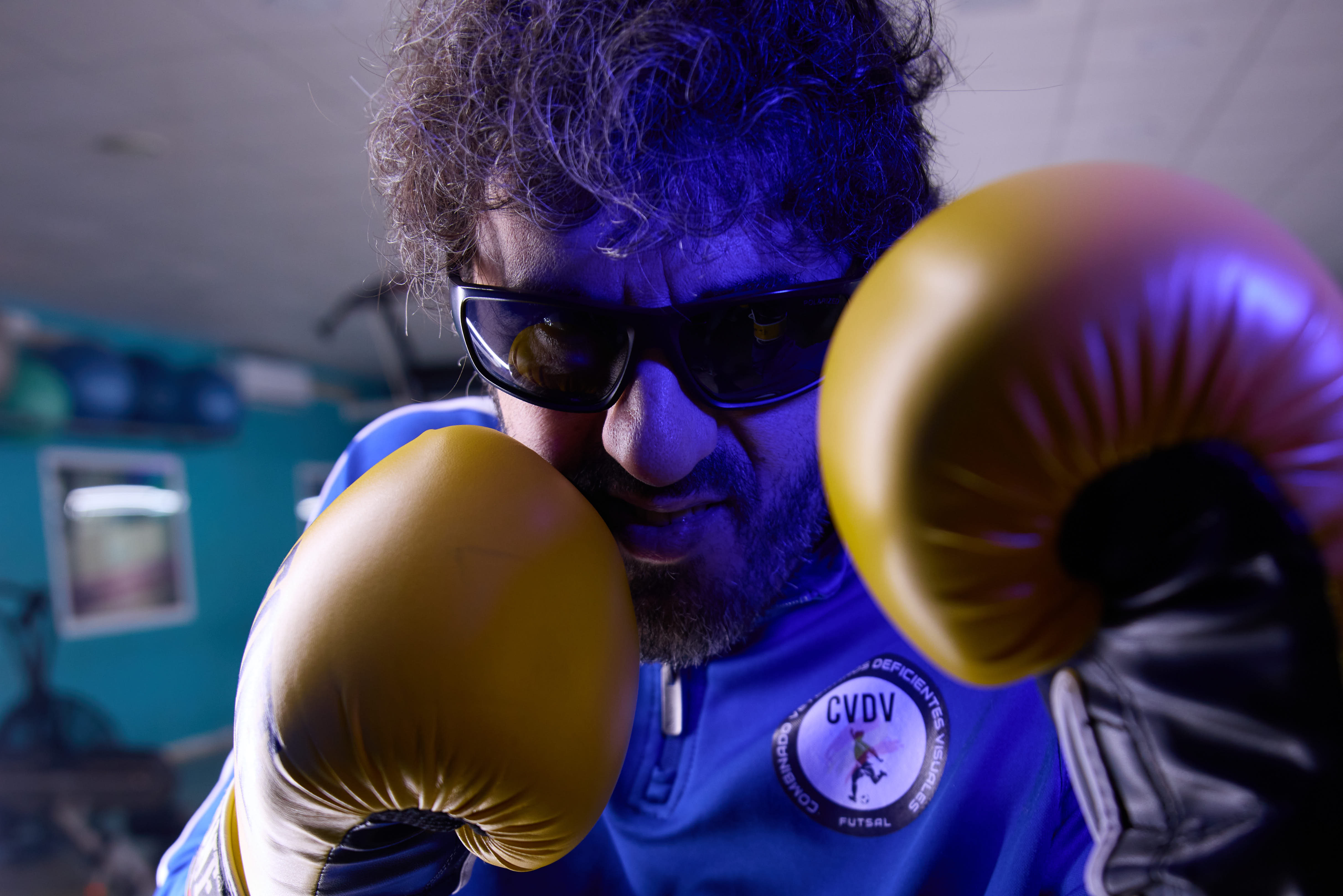 Primer plano de José Peña con sus manoplas en gesto de golpe