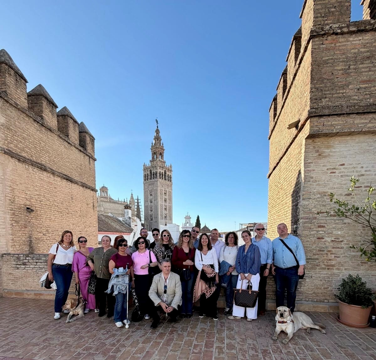 foto de familia durante la visita al centro histórico de Sevilla