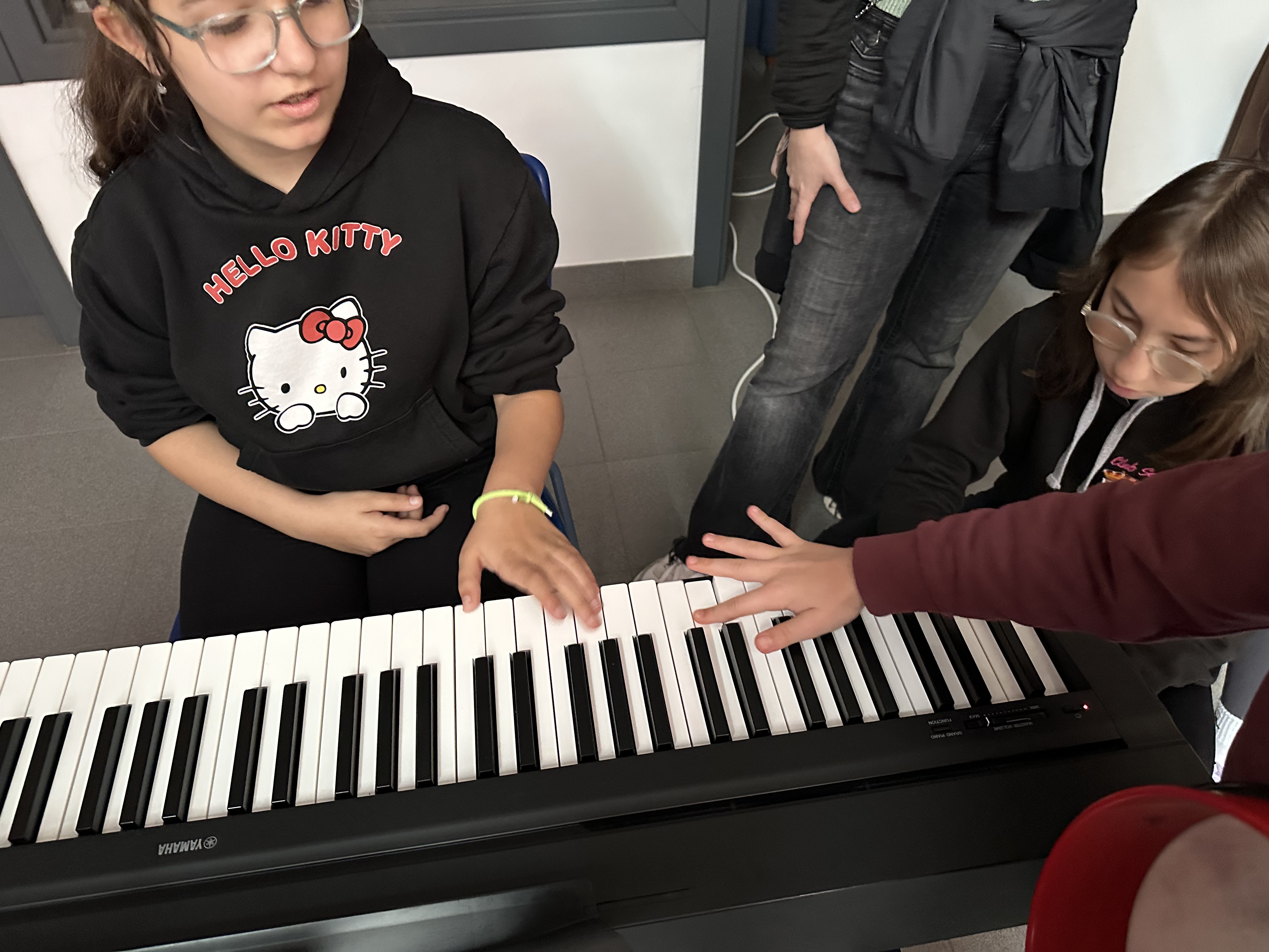 Los alumnos tocando el piano