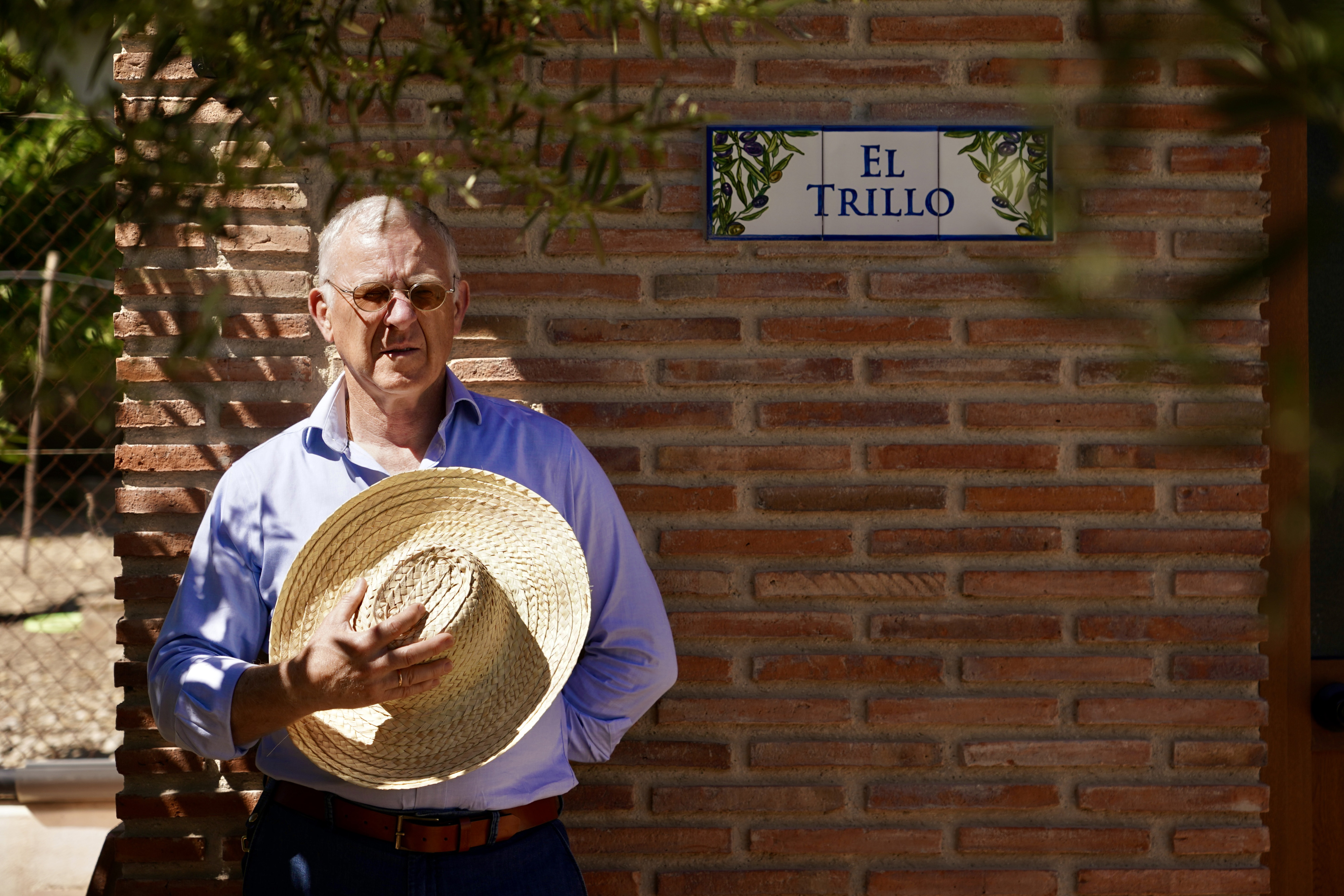 Luque con un sombrero de paja en la mano