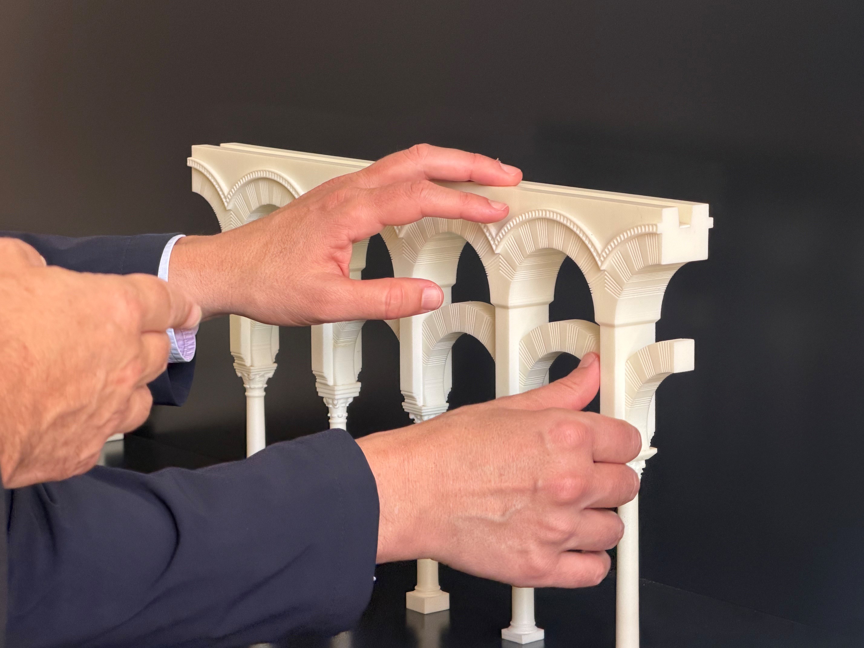 Las manos de Marcelo Rosado recorren la maqueta de los arcos de la mequita