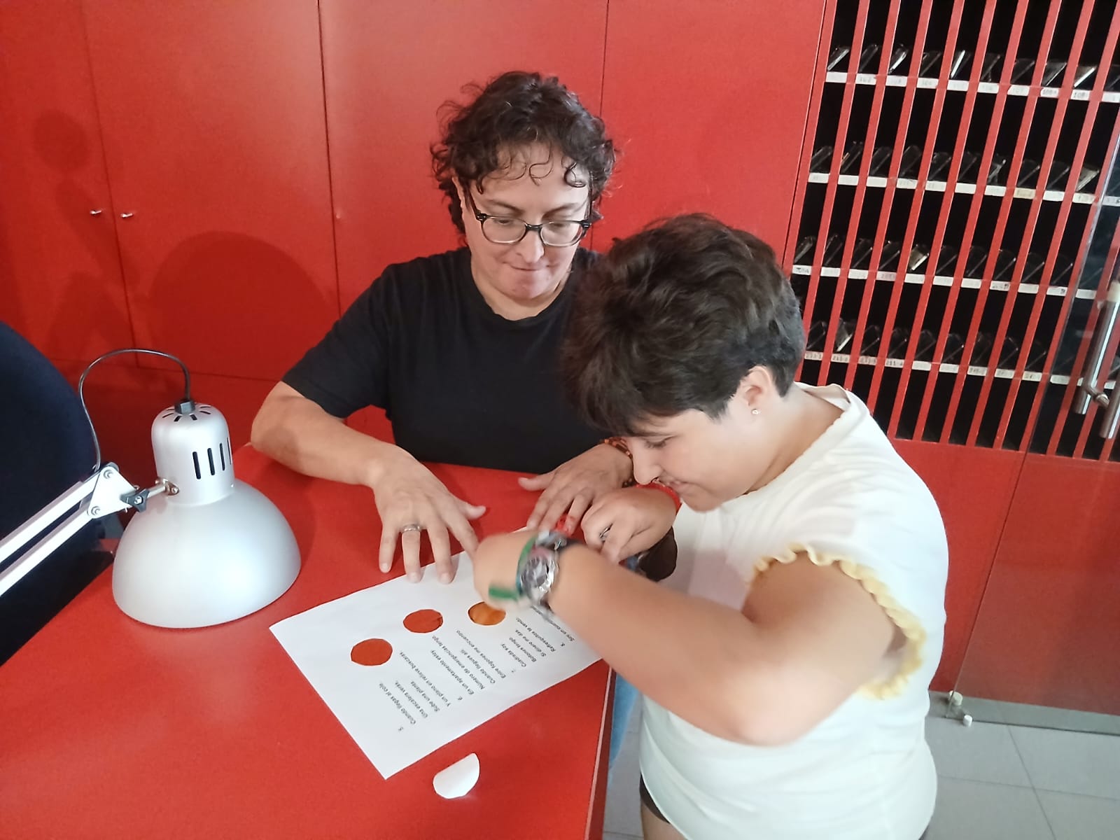 Una madre y una alumna realizando una prueba de la gincana de orientación