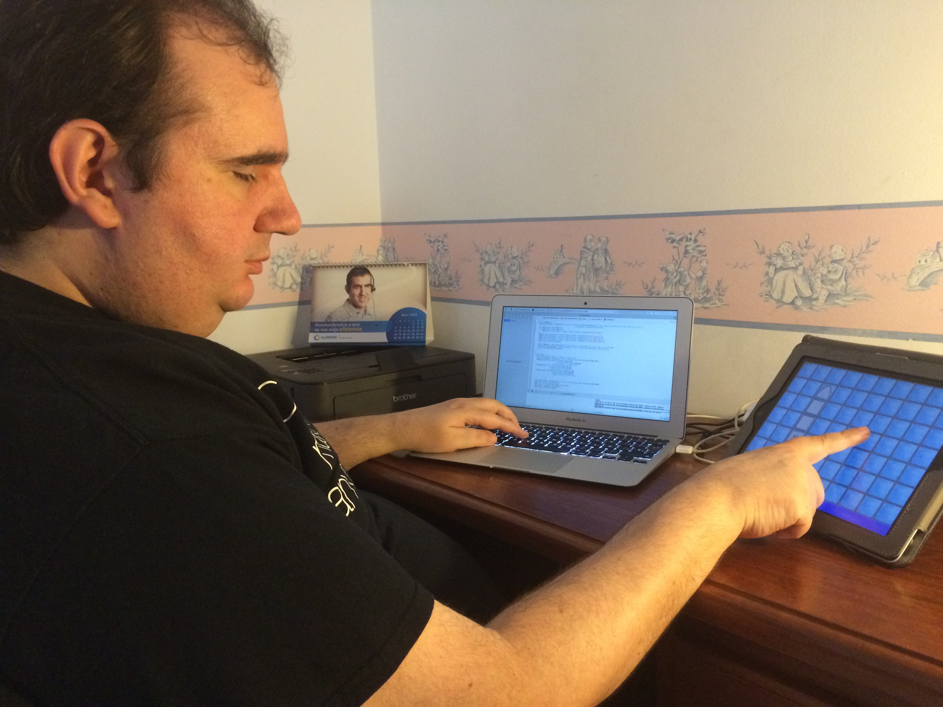 Chacón manejando su ordenador