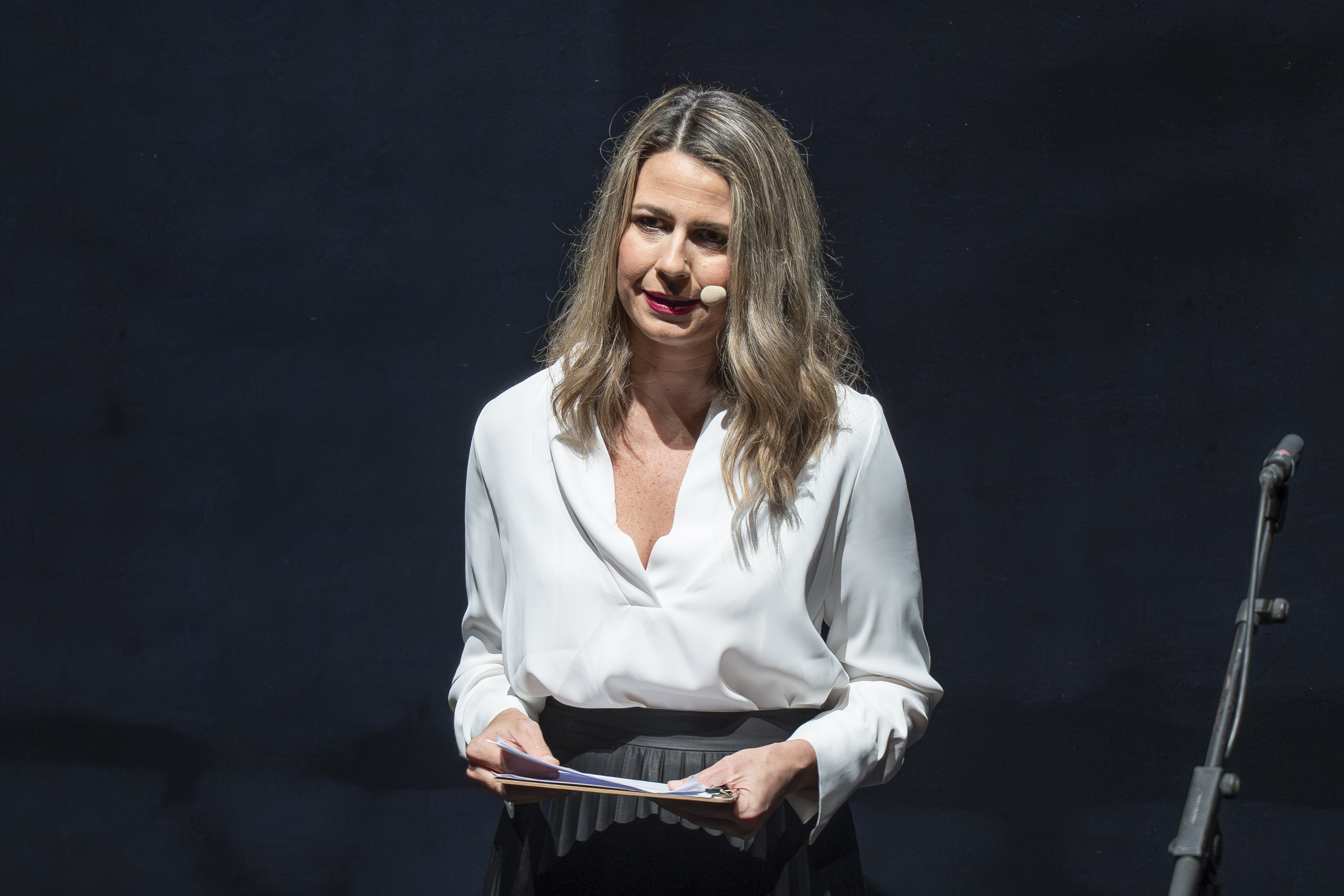 Primer plano de la presentadora Mirian Peralta