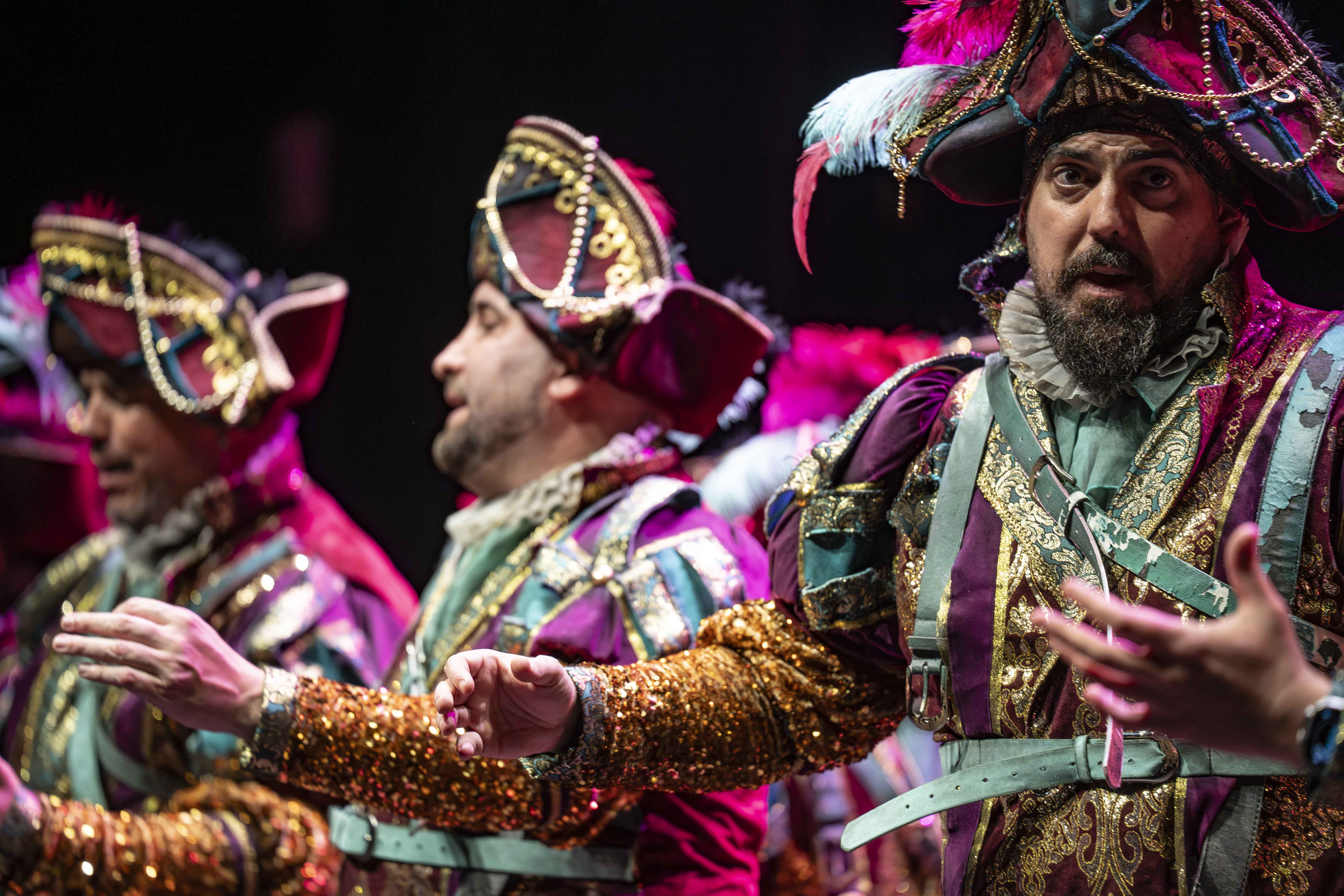 Un componente de la comparsa cantando