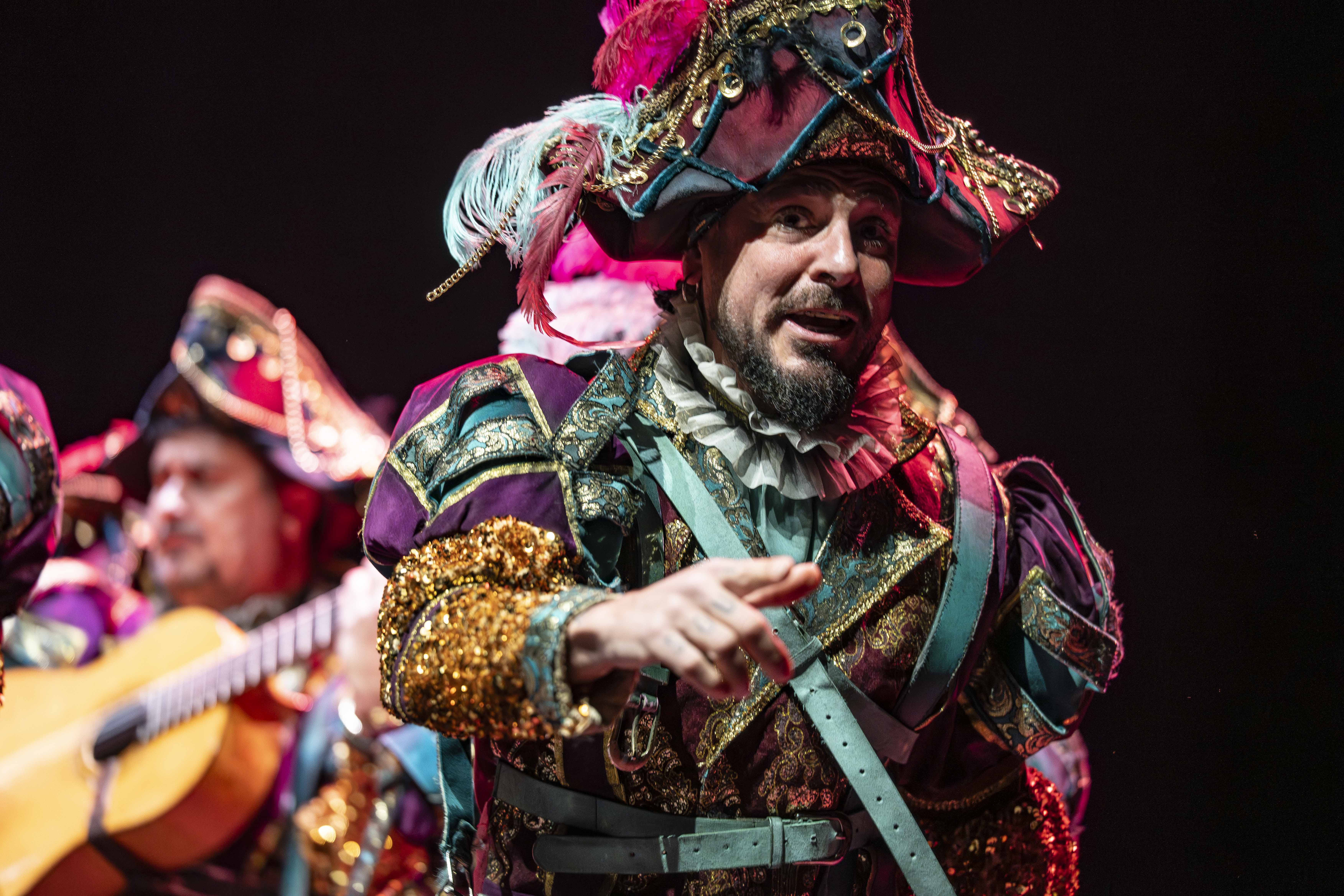 Primer plano de otro cantante de la comparsa