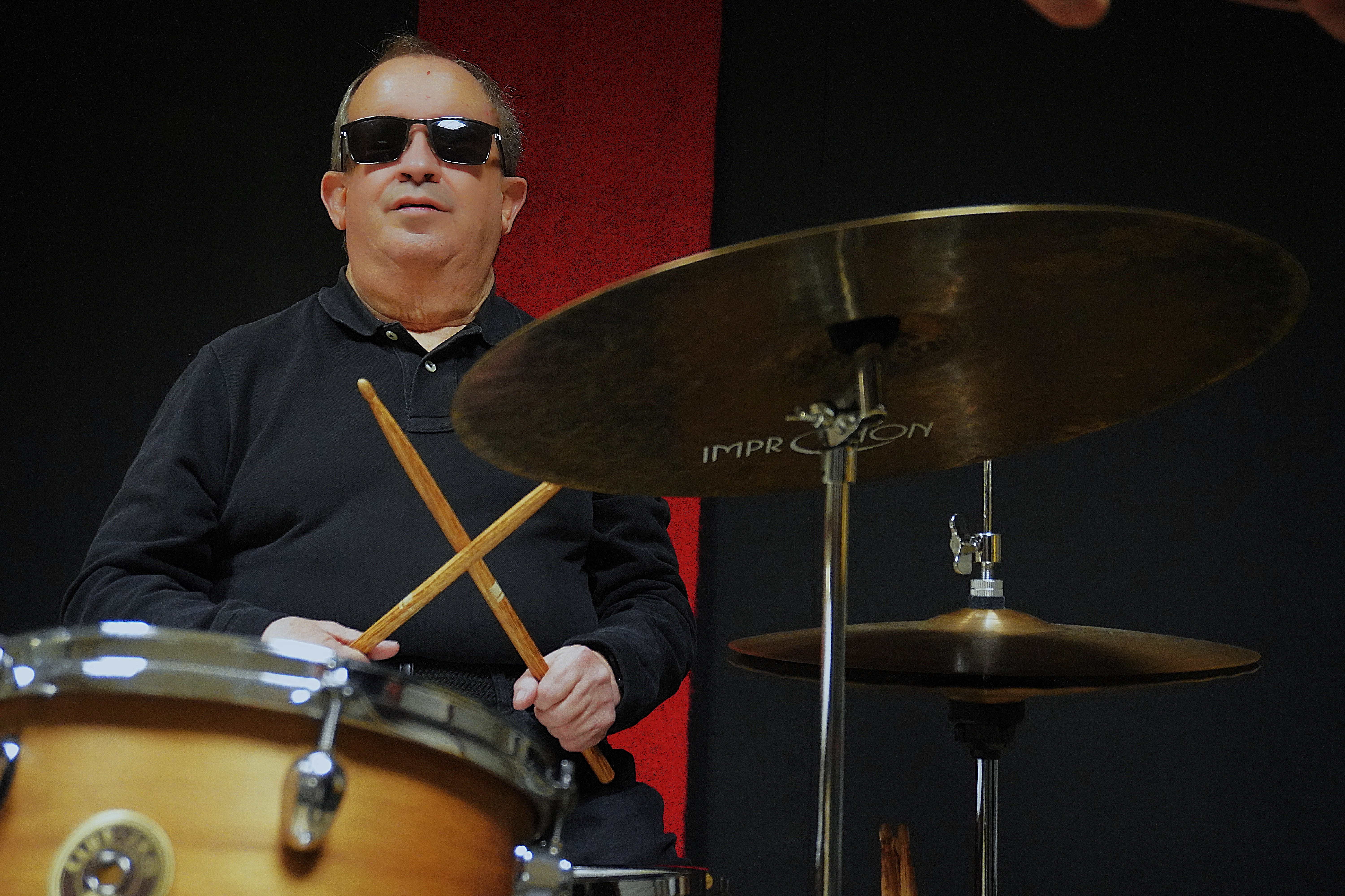 Primer plano de Luis Carlos tocando la batería