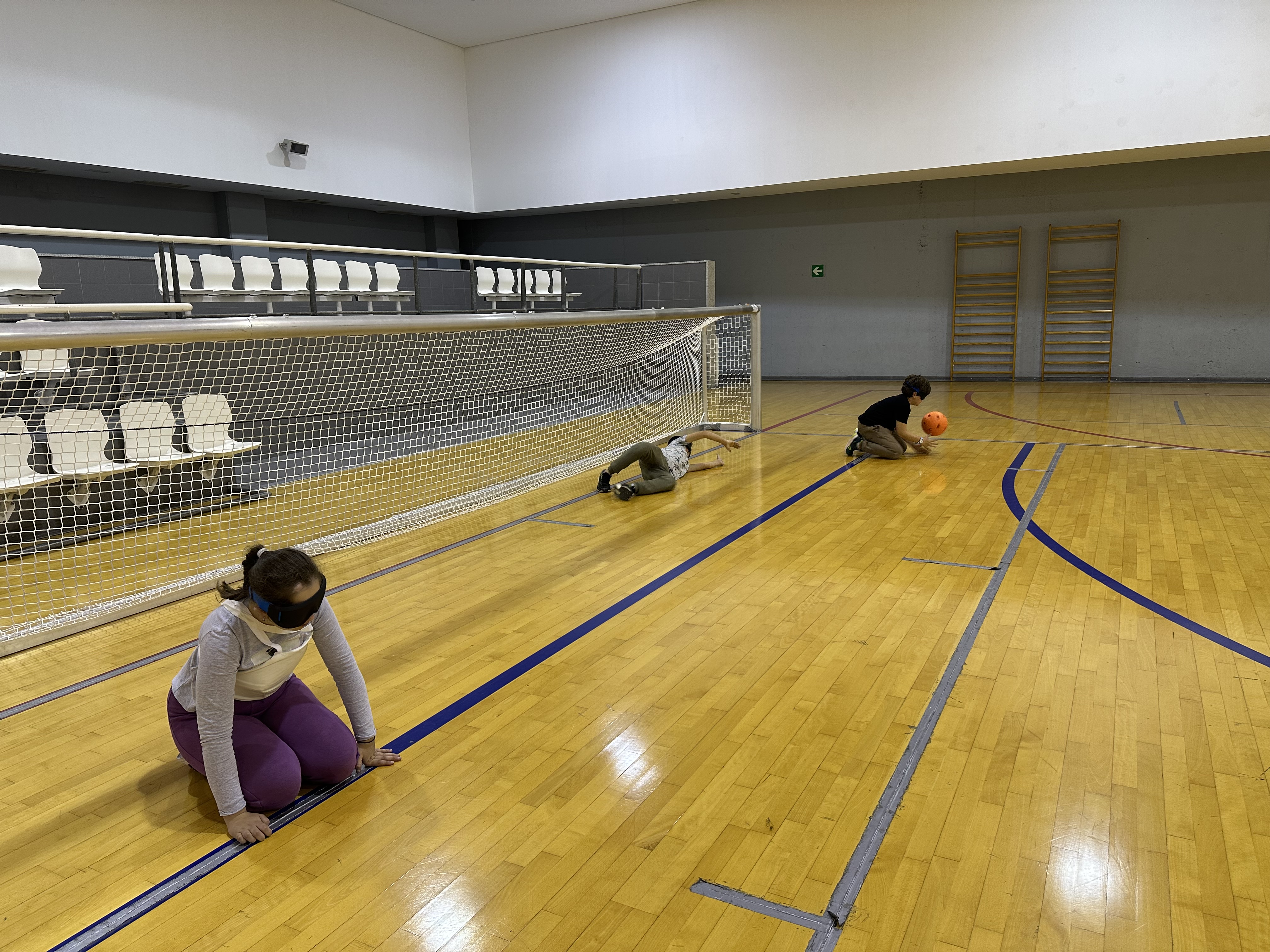 Tres alumnos jugando al goalball