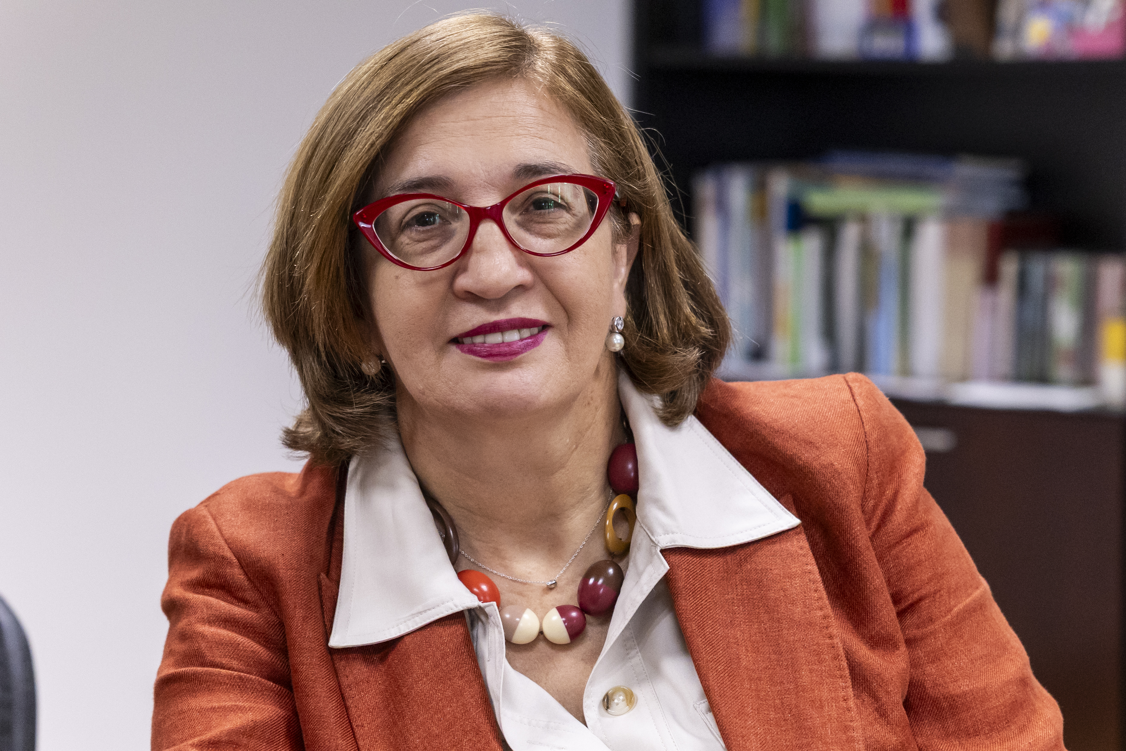 Primer plano de Isabel Martínez en la sede de Fundación ONCE en Madrid