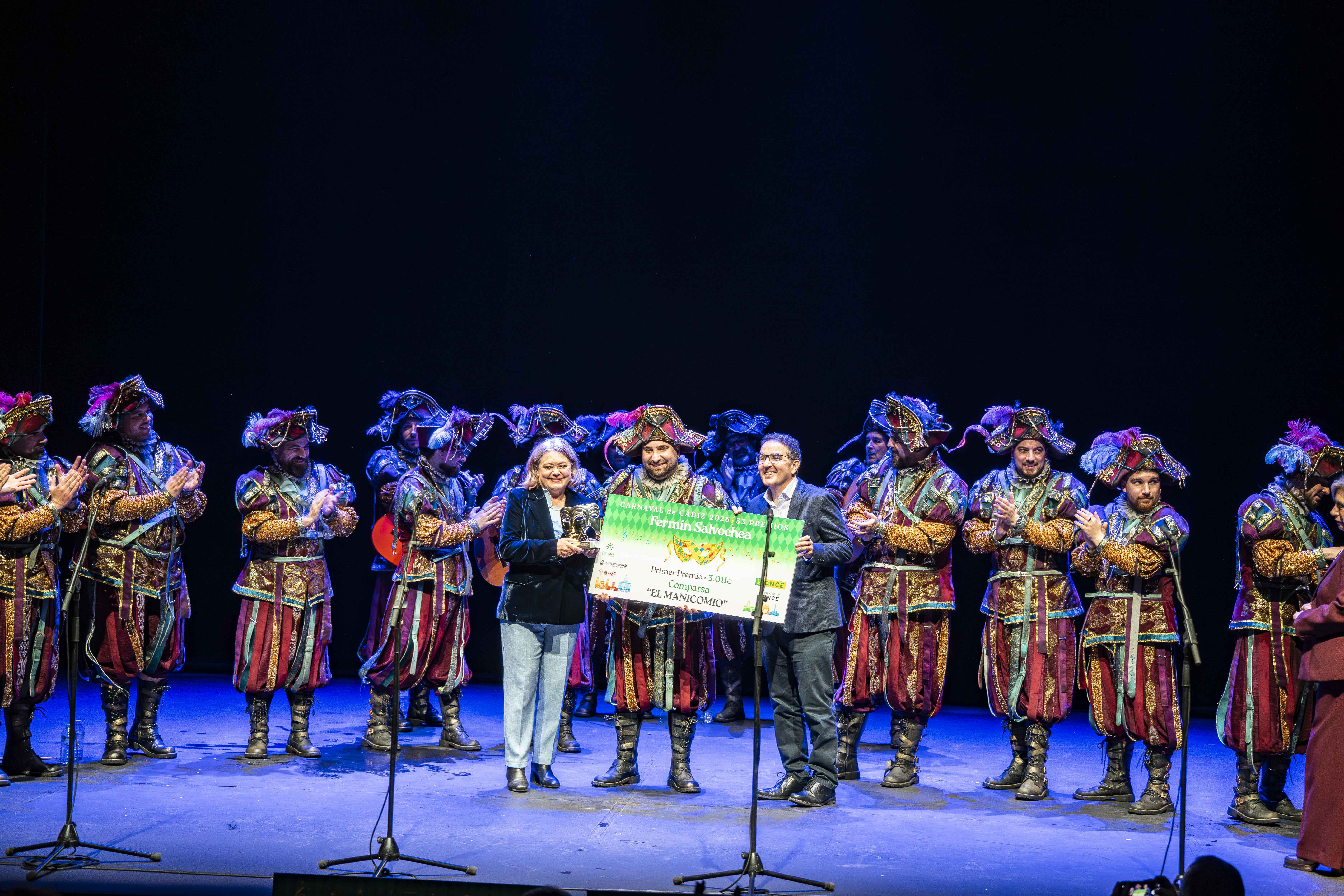 La comparsa muestra orgullosa su primer premio al público