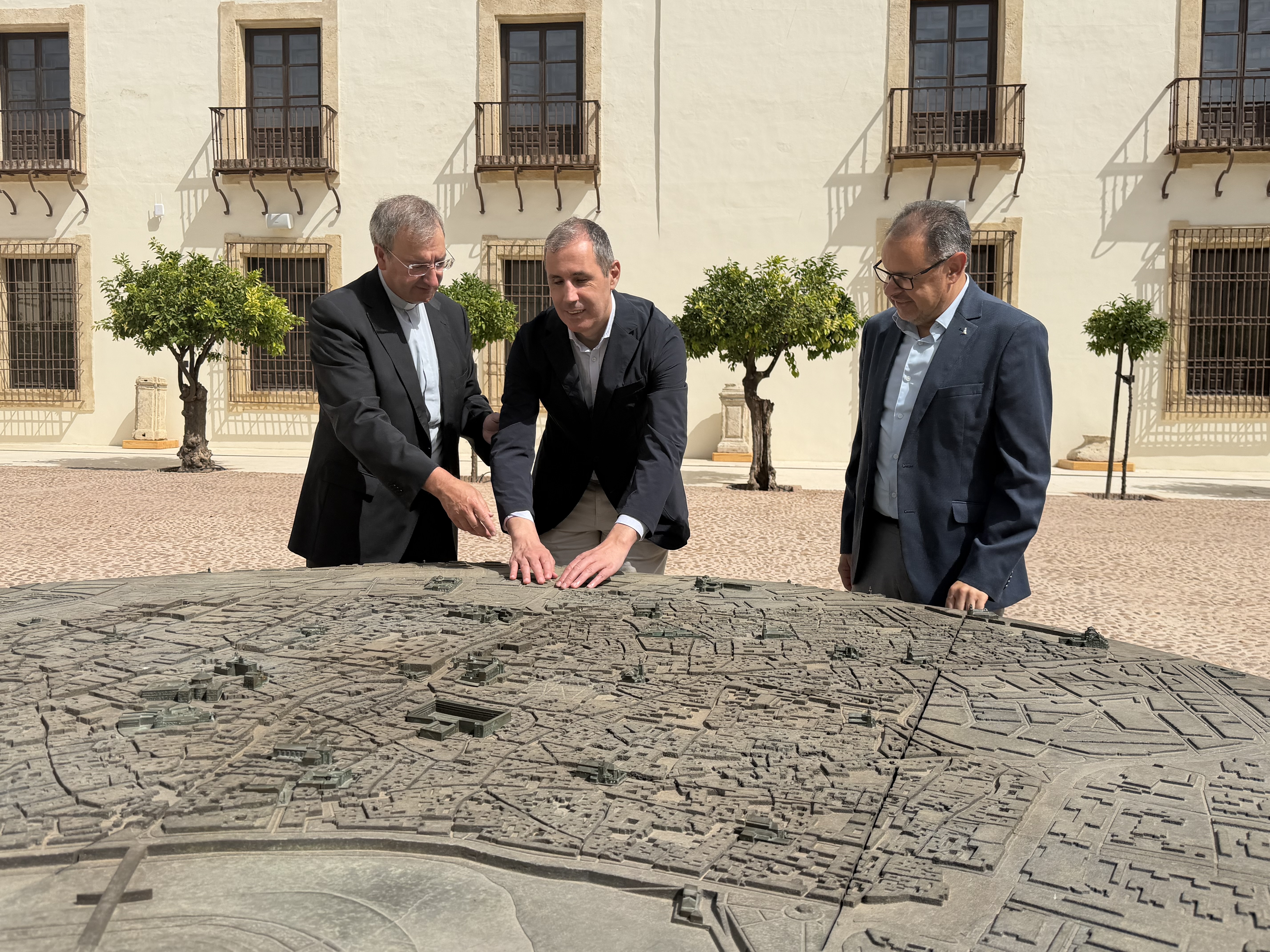 Marcelo Rosado tocando la maqueta de la ciudad de Córdoba