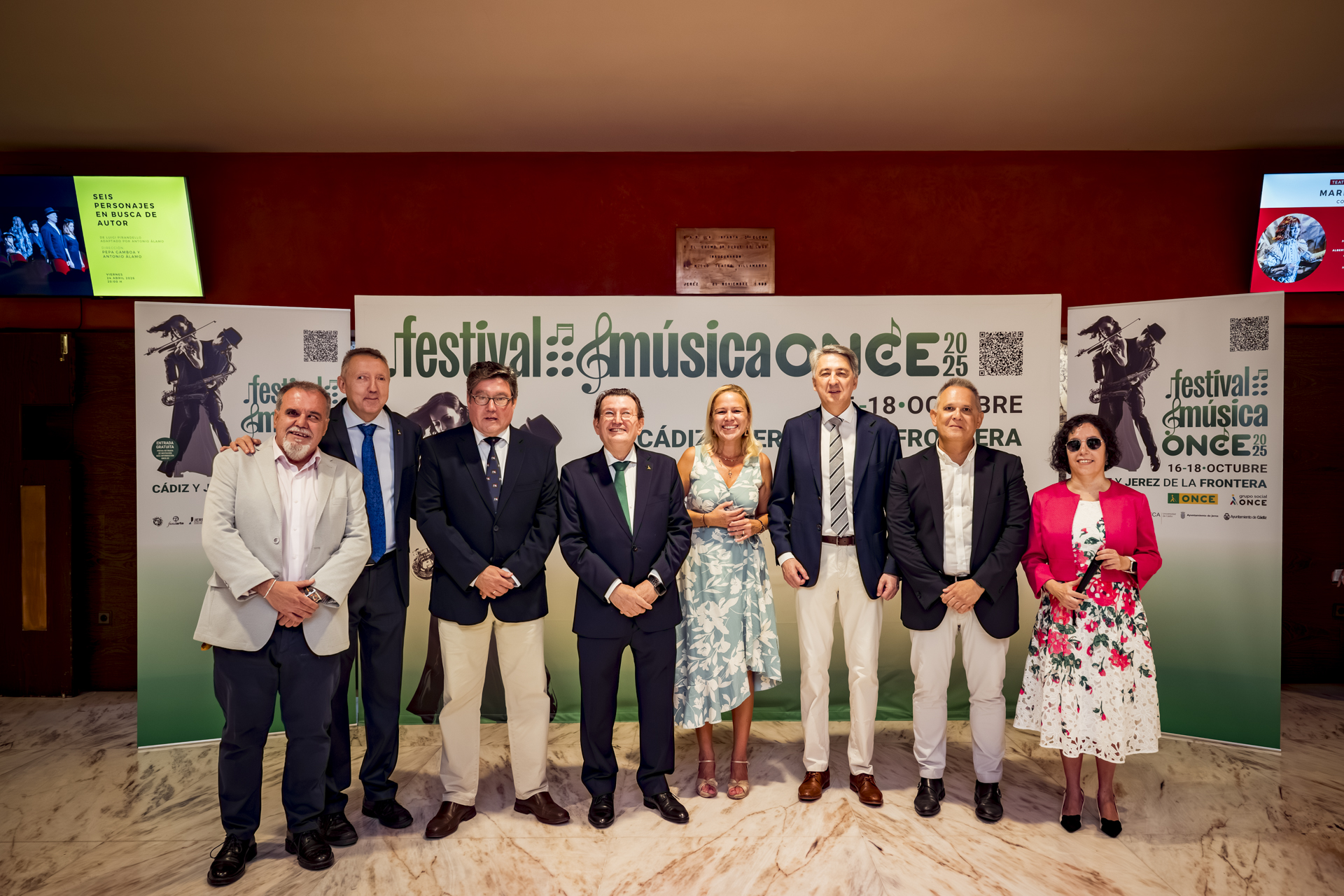 Foto de familia de autoridades al inicio de la gala