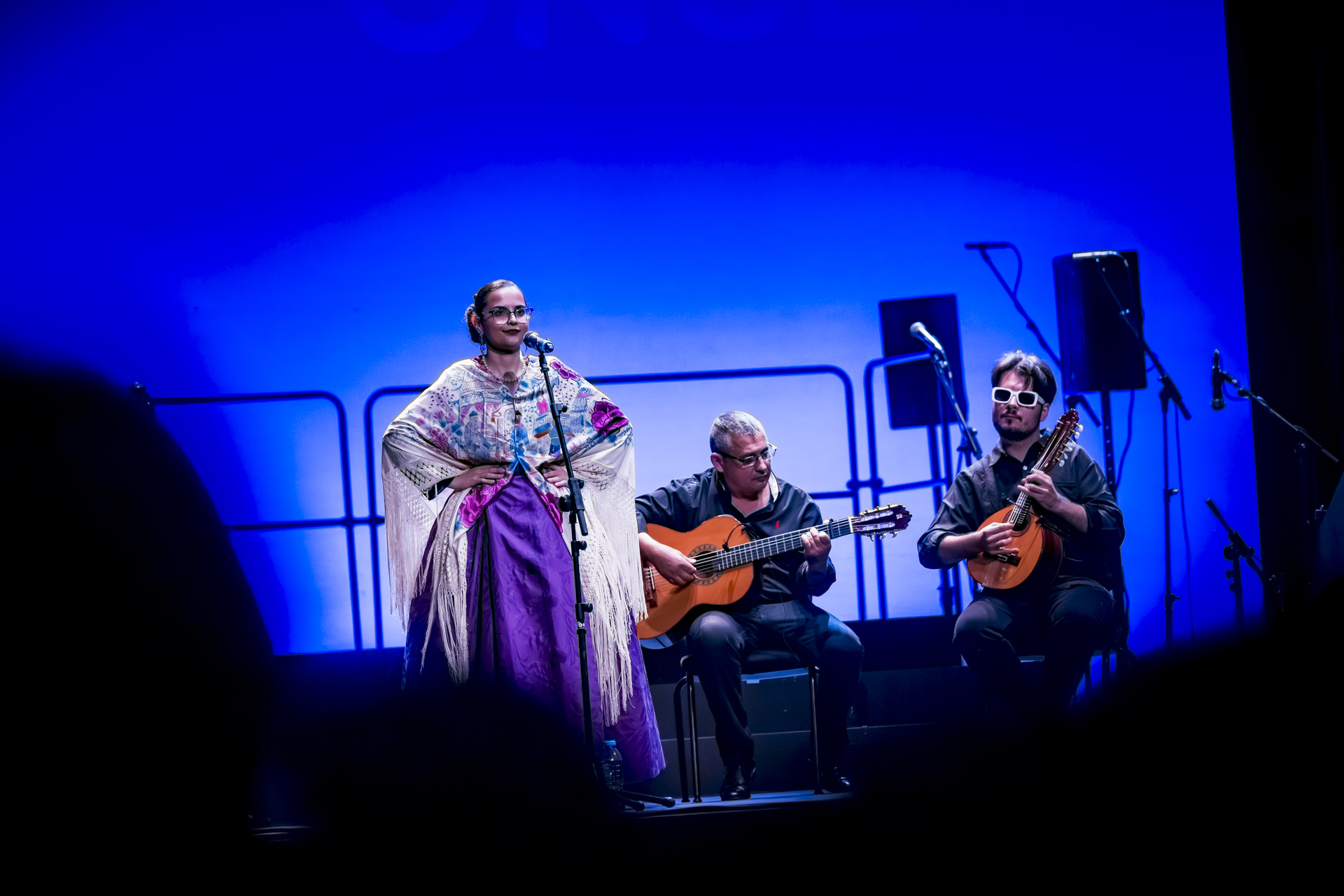 Rocío López cantando con su acompañamiento