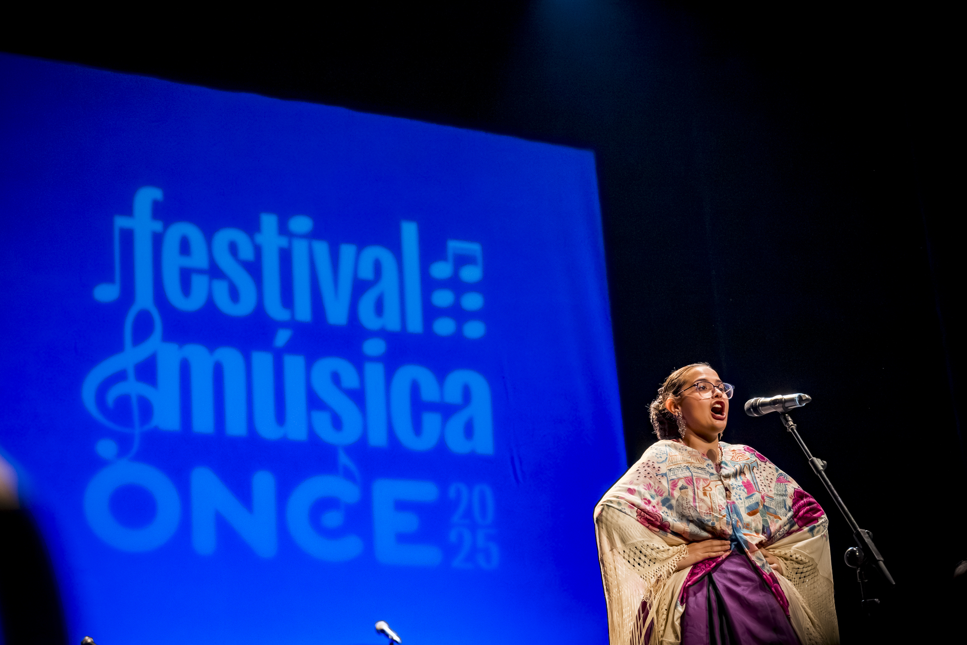 Rocío López cantando una jota