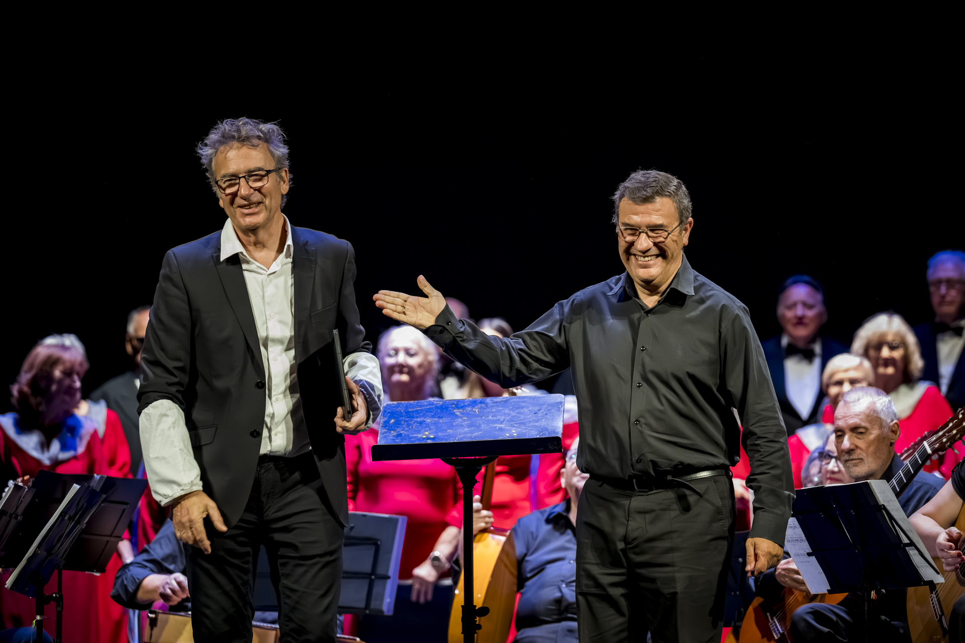 Los directores de Alaia y la orquesta cordobesa saludan al público