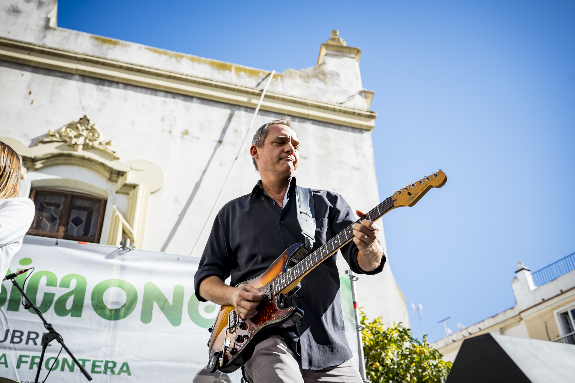 çafiliado tocando el bajo