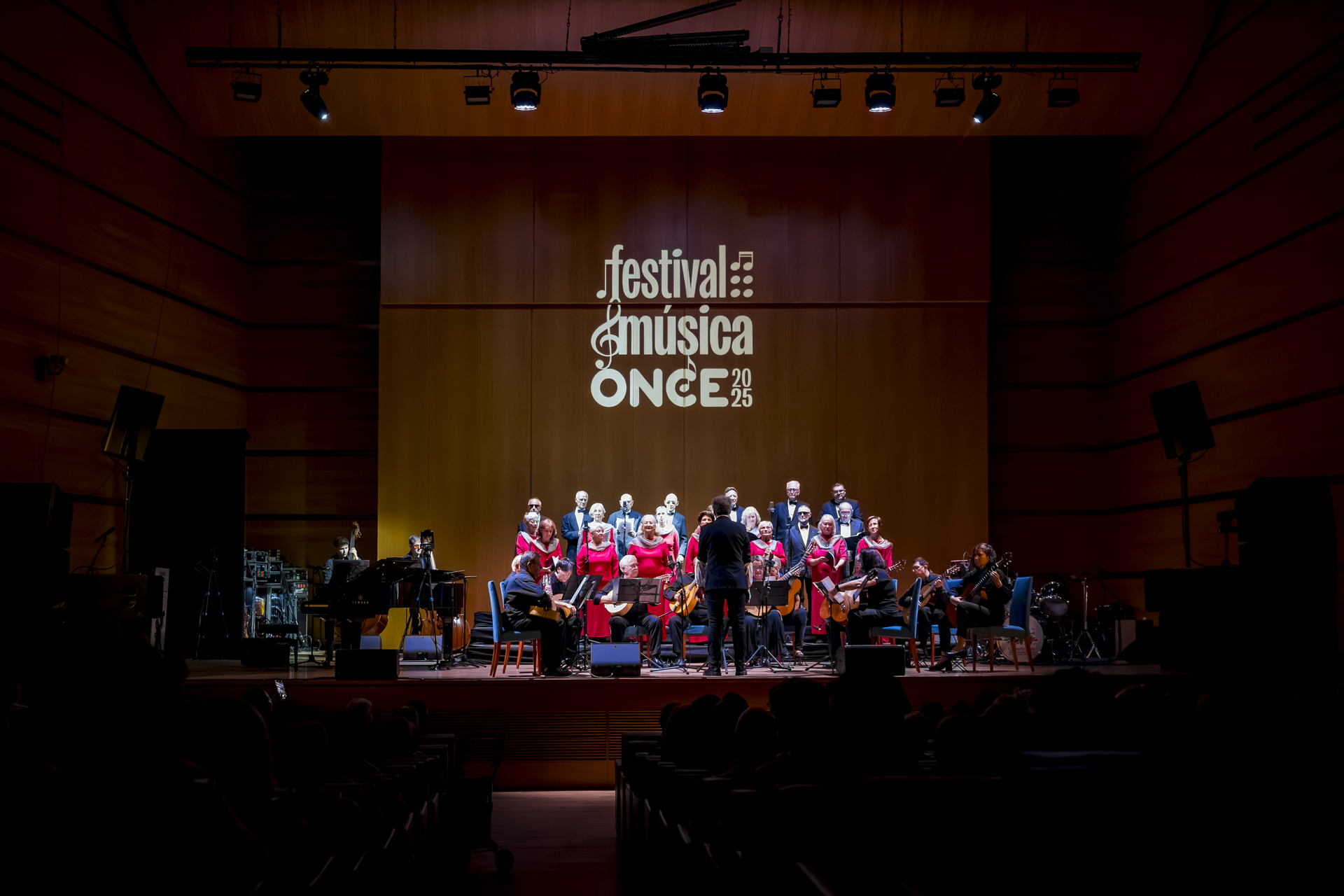 Actuación de la Coral Alaia con la Orquesta de Plectro 'Ciudad de los Califas'