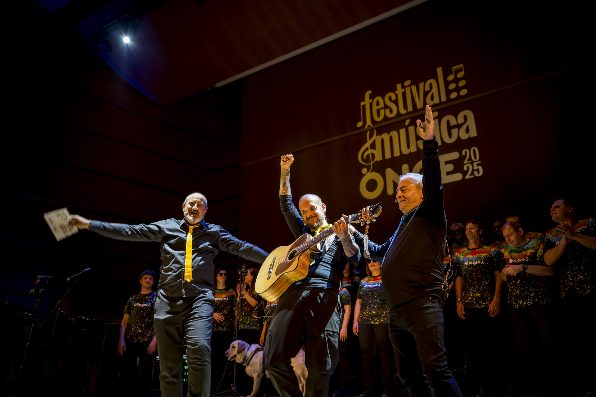 Actores de In-Visible en el escenario 