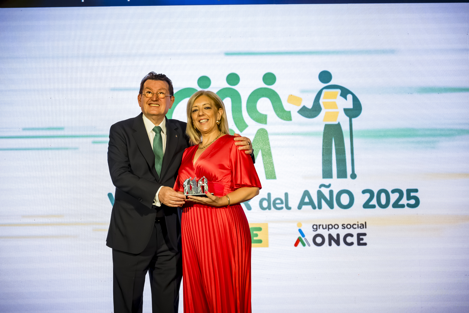 Josefa recogiendo el galardón