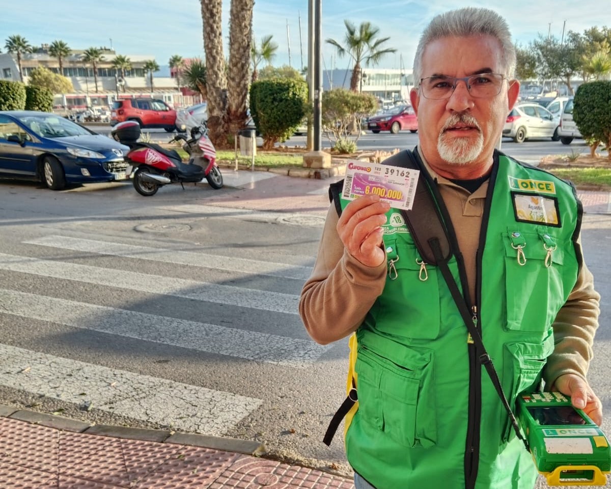 Agustín Onieva en el paseo marítimo de Roquetas de Mar