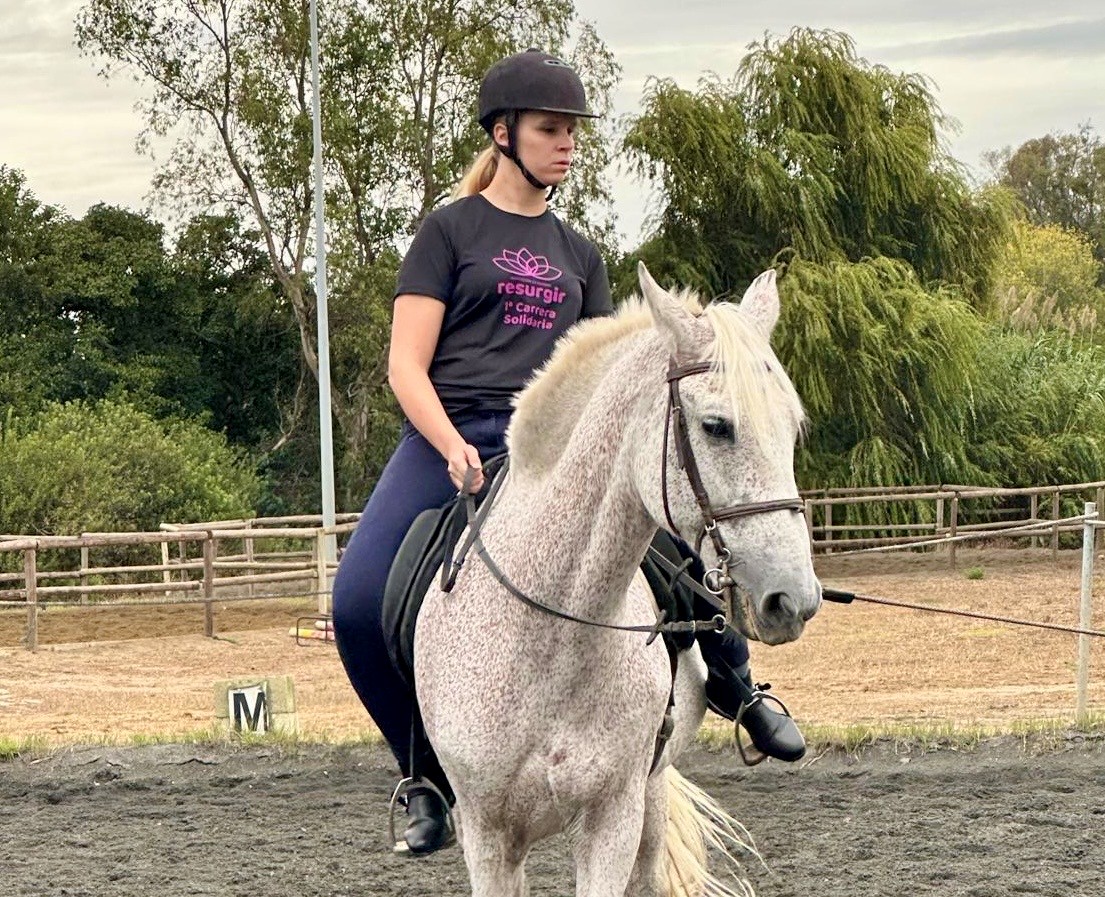 Ana Bautista montada a caballo