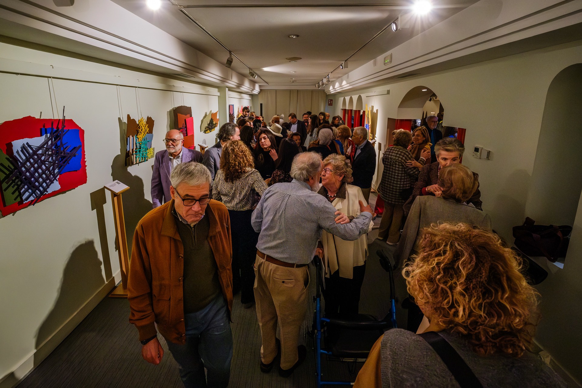 Público observando las obras