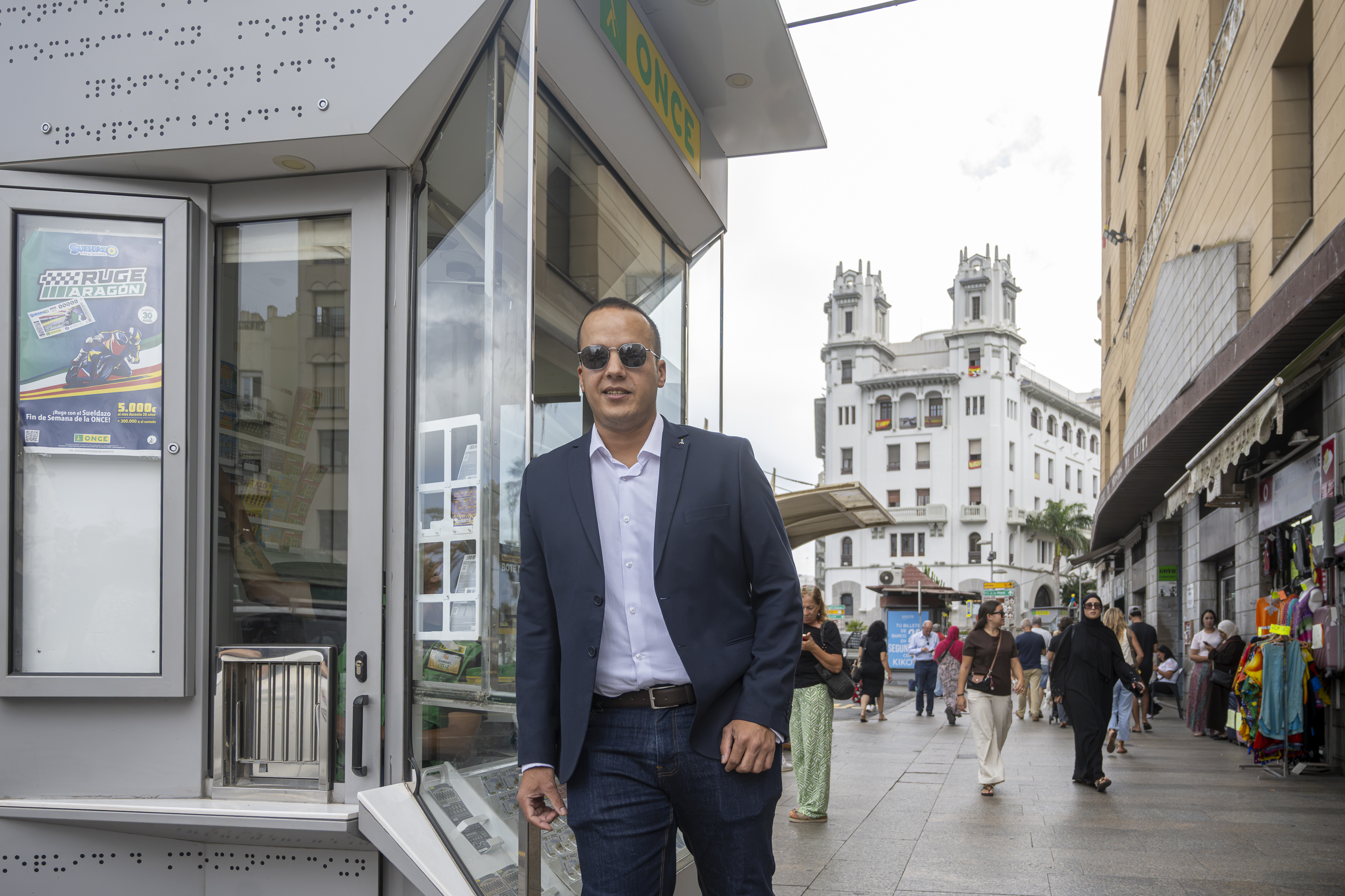 Azmán Abdalahe apoyado en un kiosco de la ONCE en el centro de Ceuta