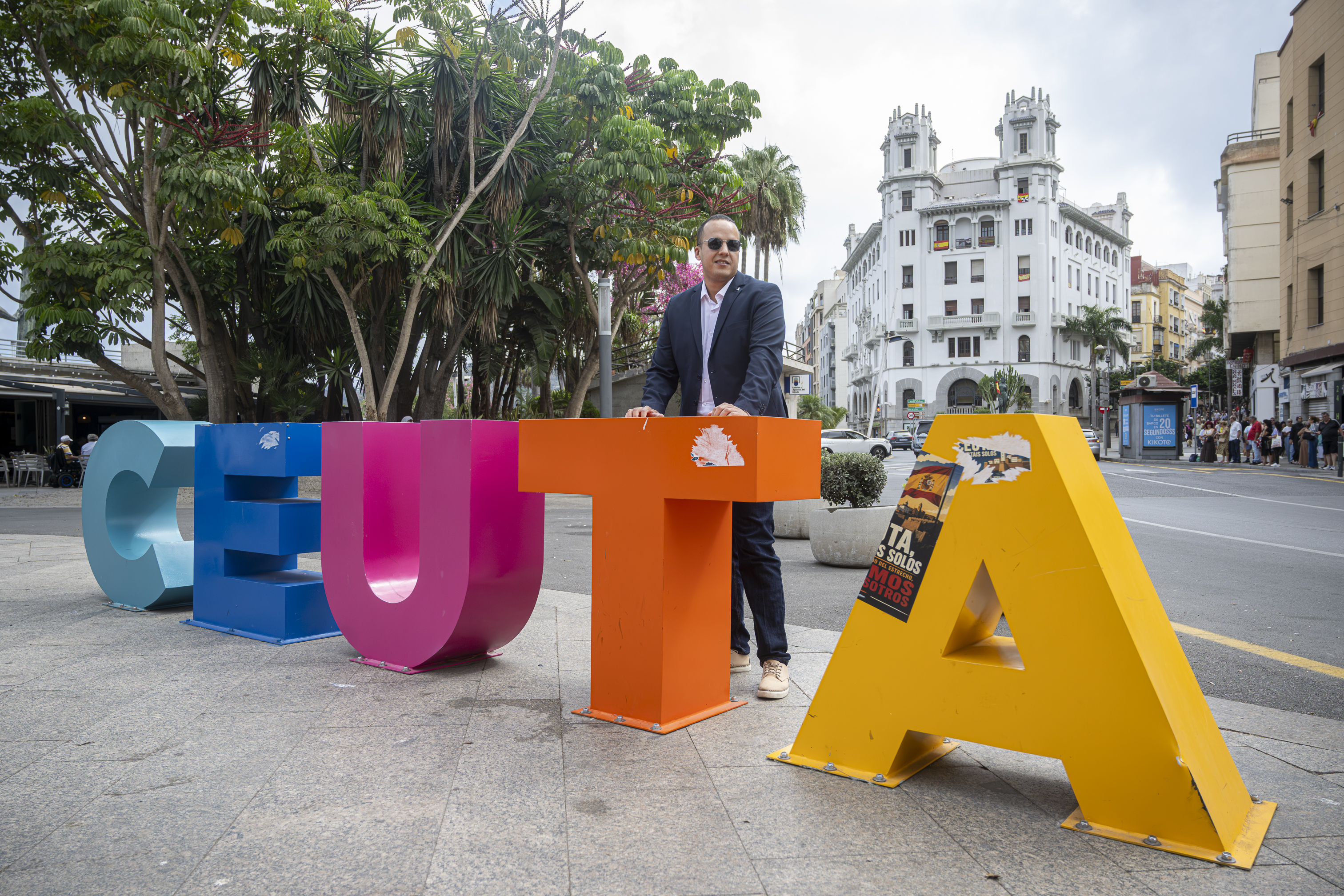 Azmán tras las letras de Ceuta en el centro de la ciudad autónoma