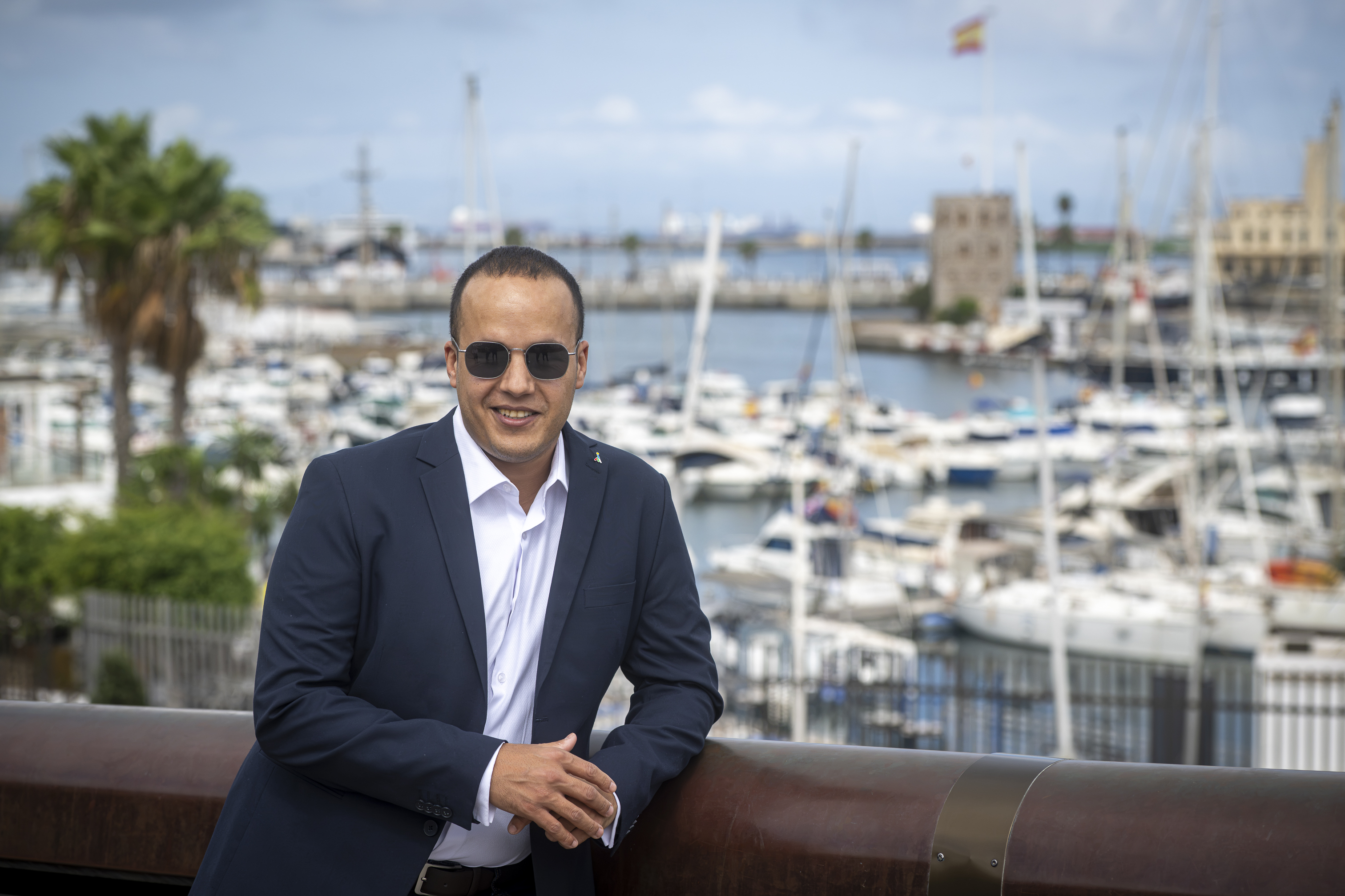 Azmán Abdalahe con el puerto marítimo de Ceuta de fondo