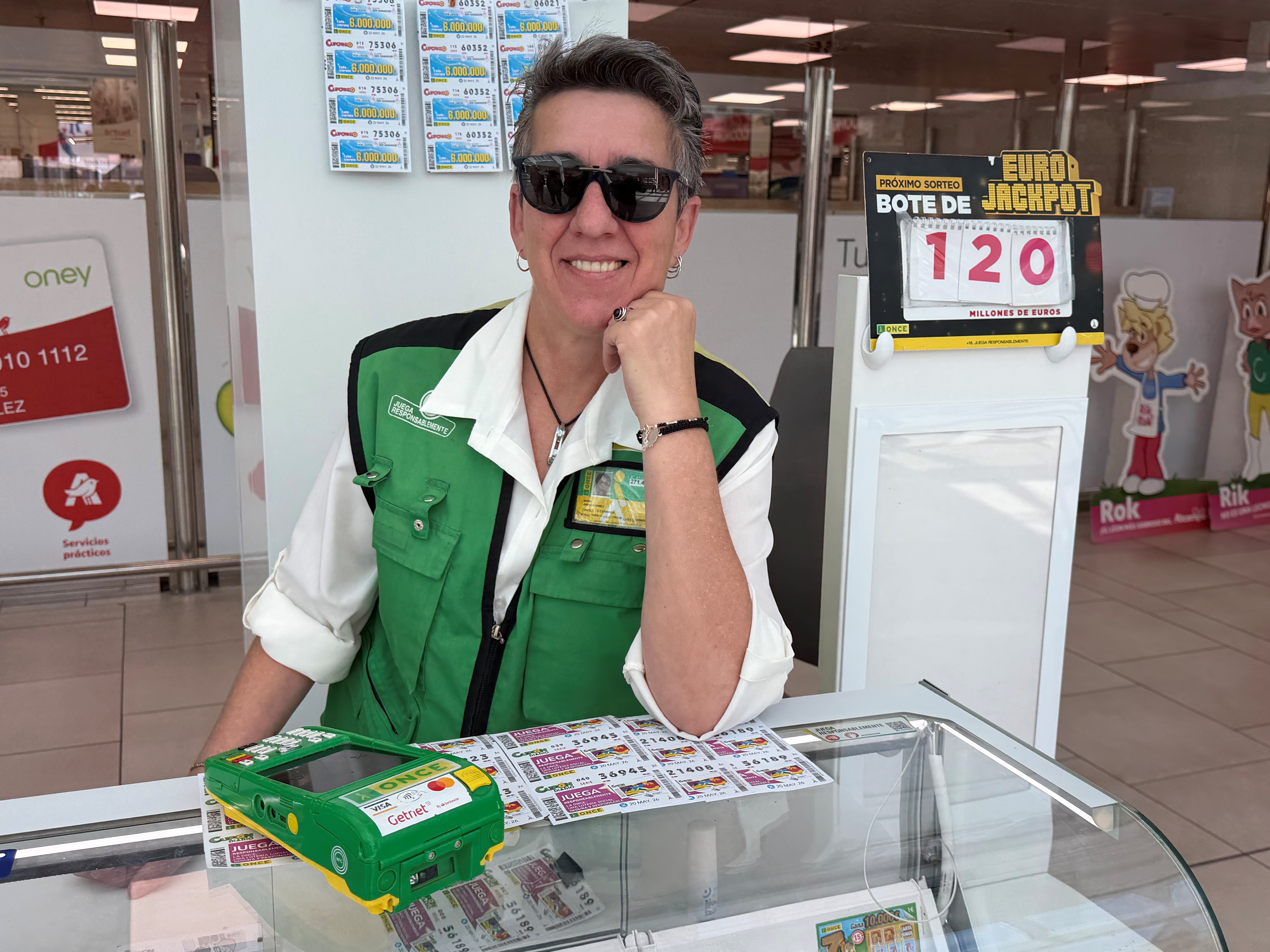 Jiménez en su punto de venta en el centro comercial Alcampo