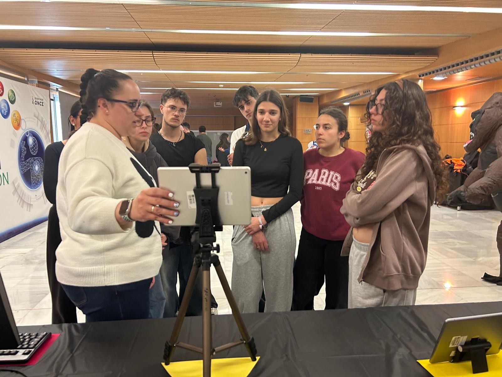 aLUMNOS de instituto visitan exposición de videojuegos inclusivos