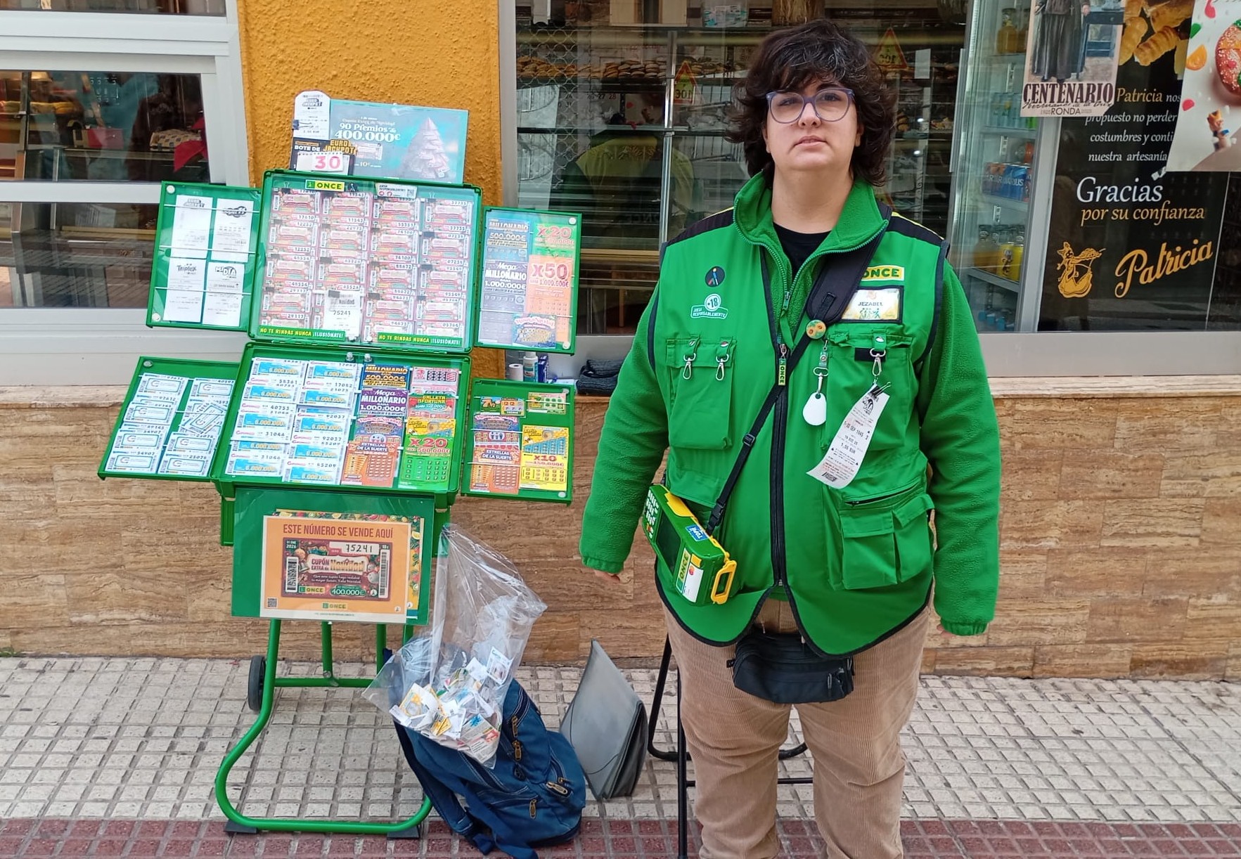 Carmen Jezabel, vendedora de la ONCE en Ronda, en su puesto