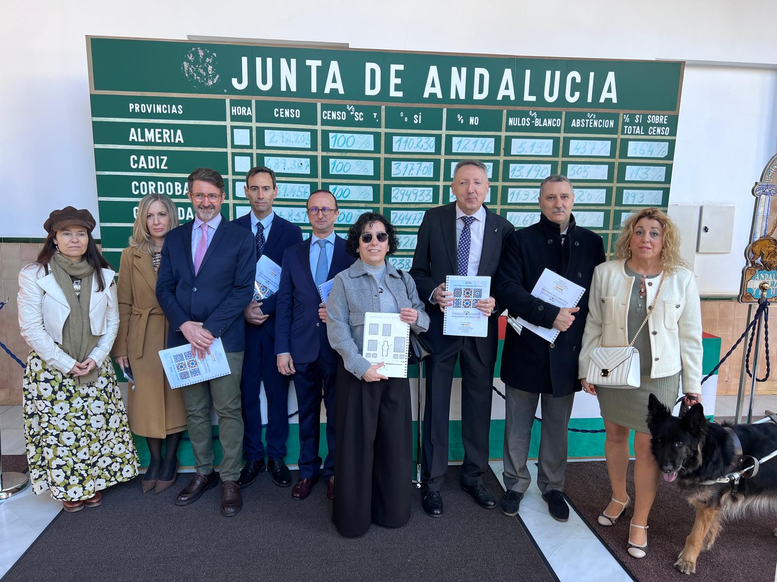 Afiliados frente al cartel del referéndum