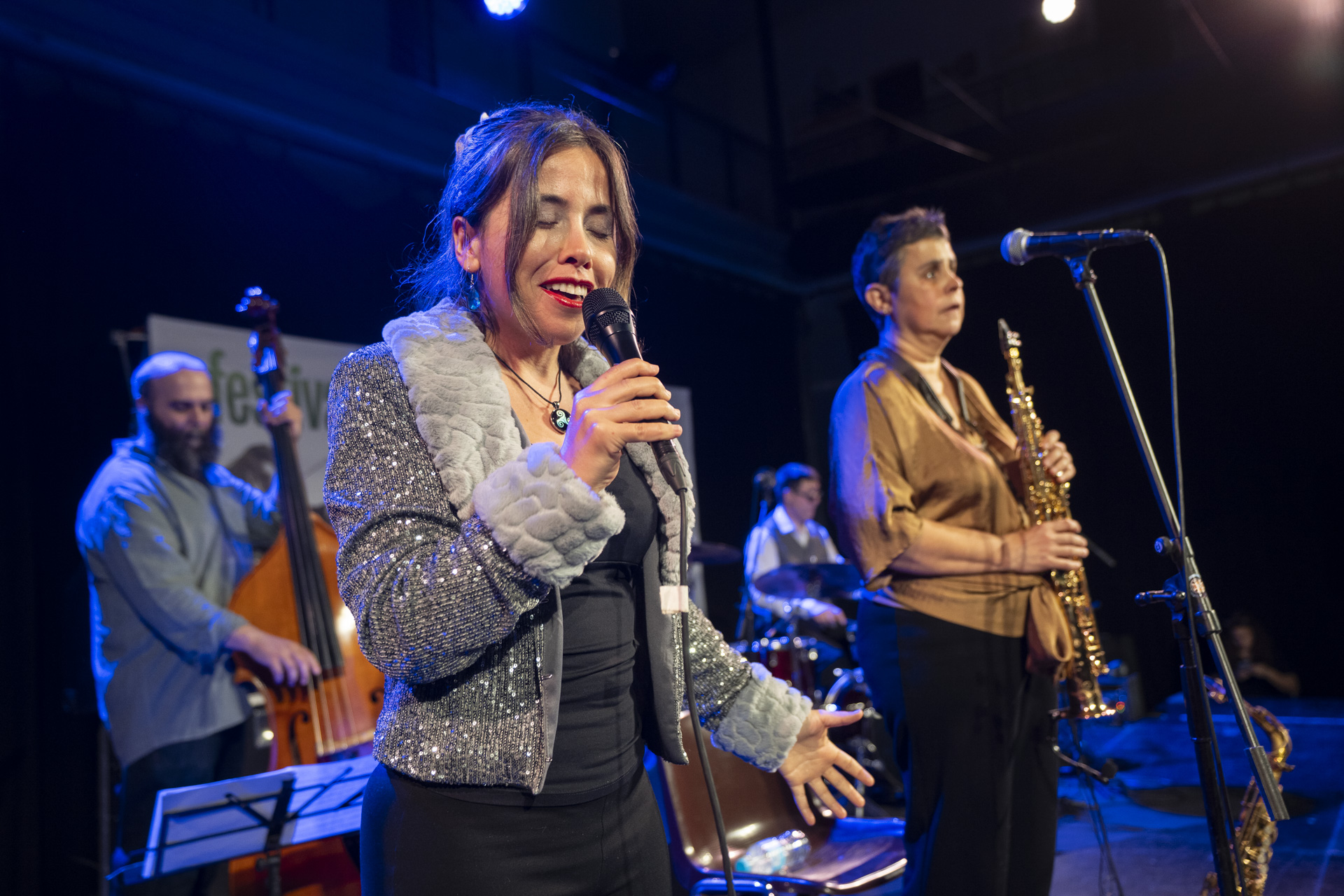 Xiara cantando junto a Montse Urán Quartet