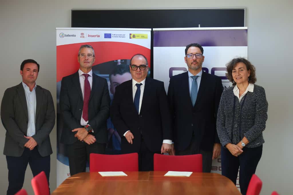 Foto de familia tras la firma