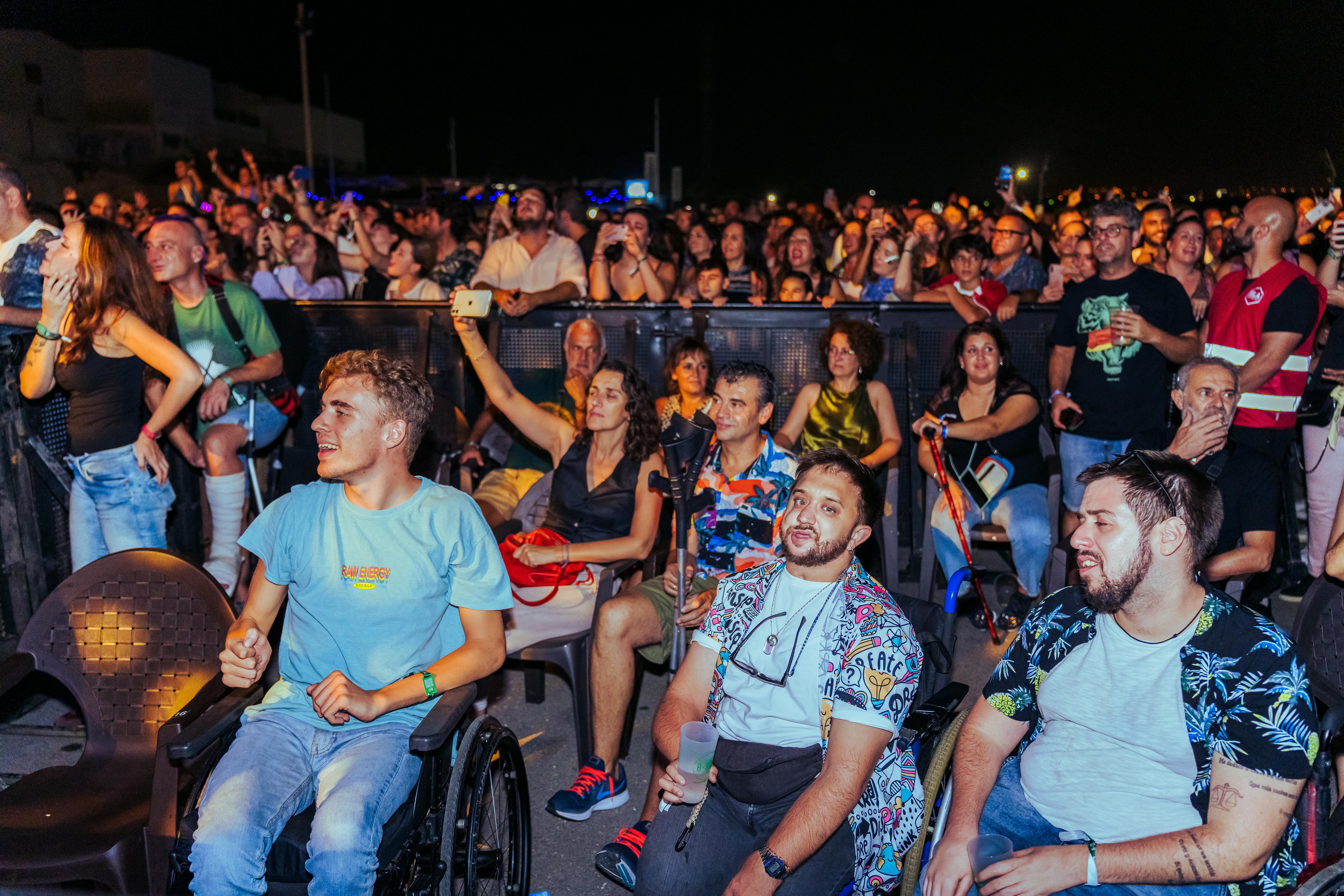 Personas en silla de ruedas en un concierto