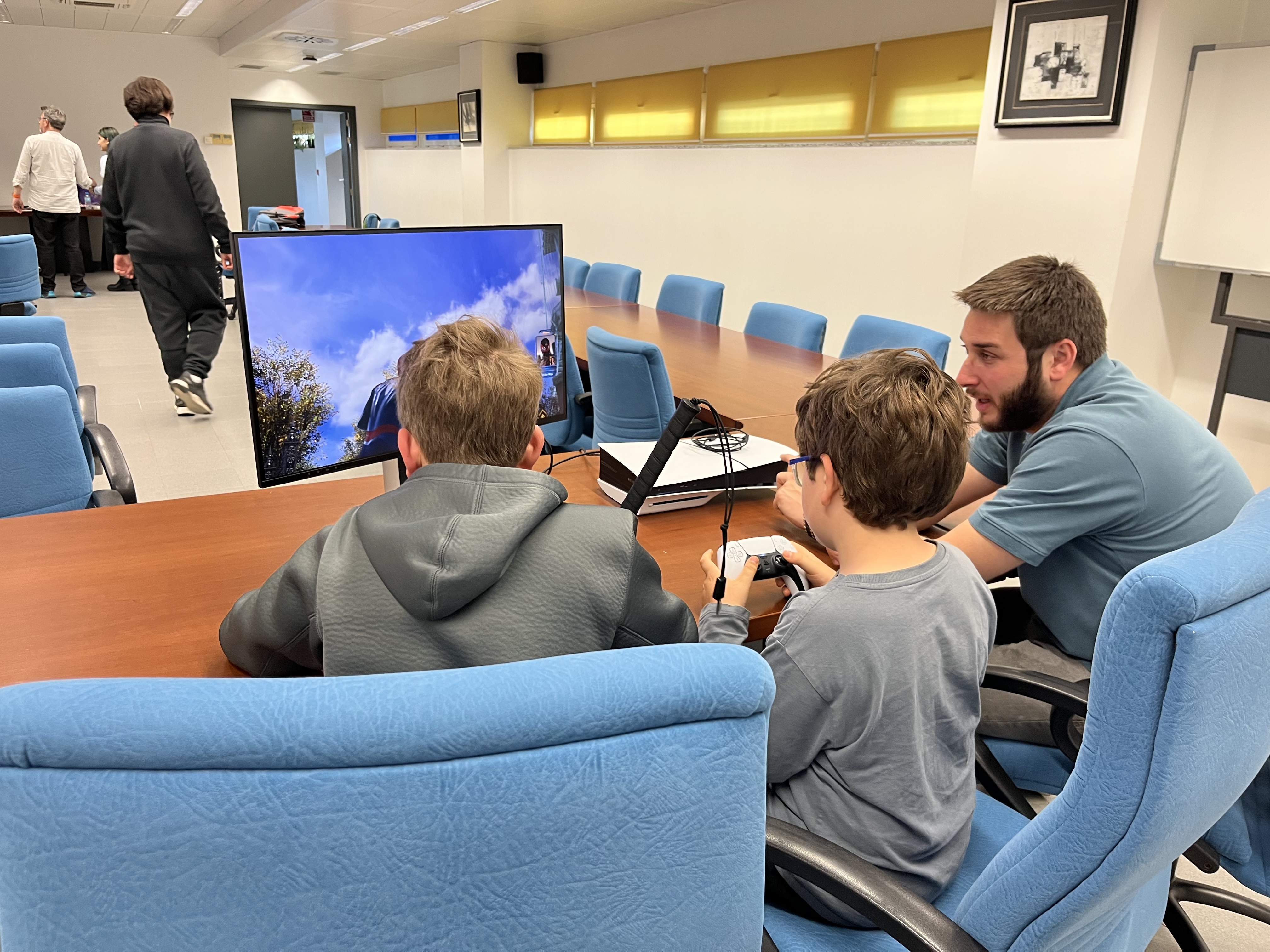 Los profesores tutorizando un juego