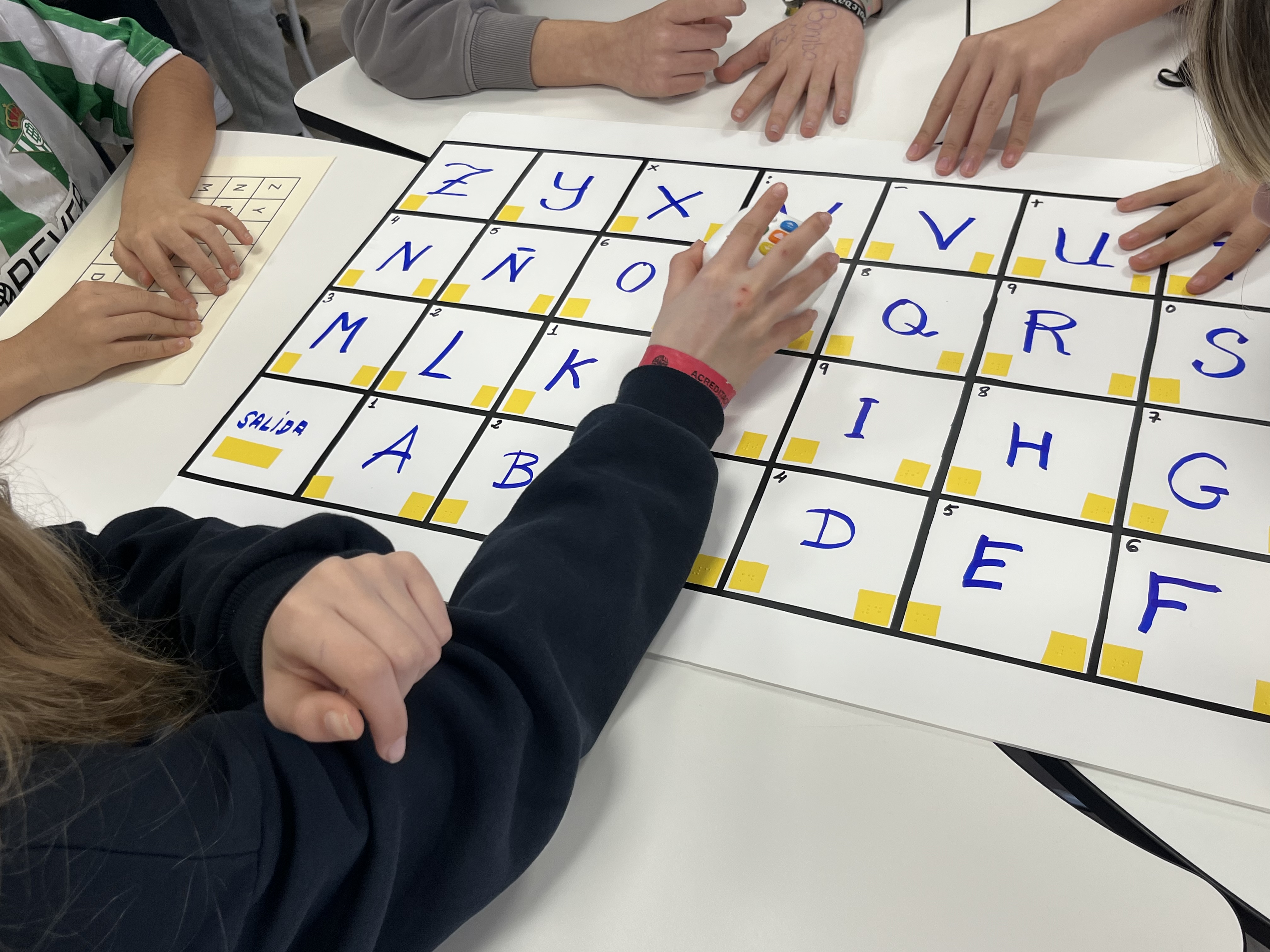 tablero de letras con escolares