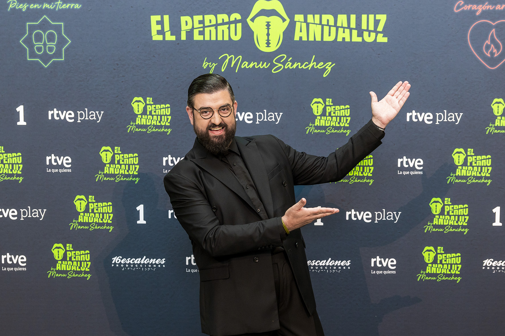 Manu Sánchez haciendo un gesto con las manos señalando